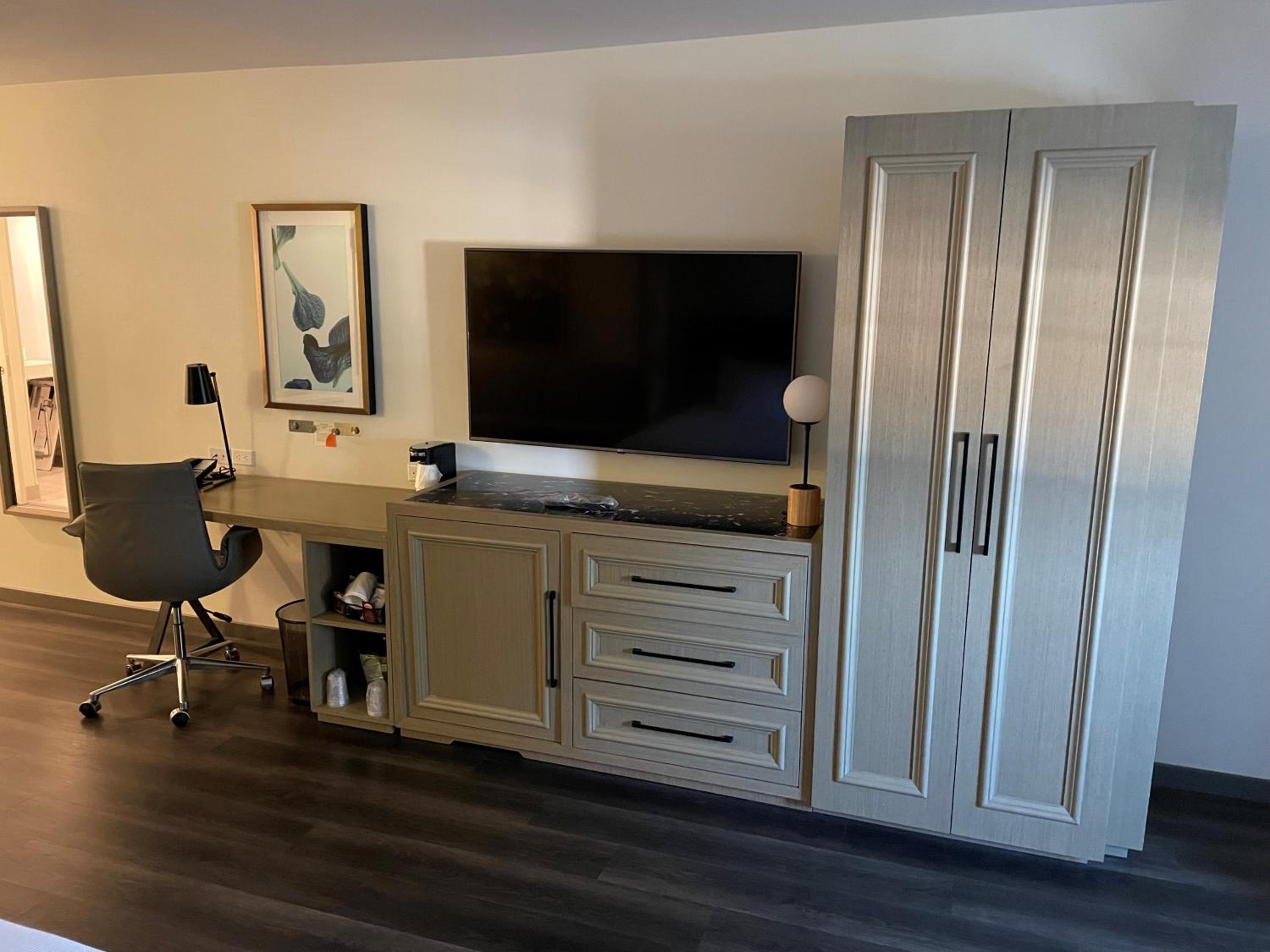 Queen Room with Two Queen Beds and Accessible Tub photo 2