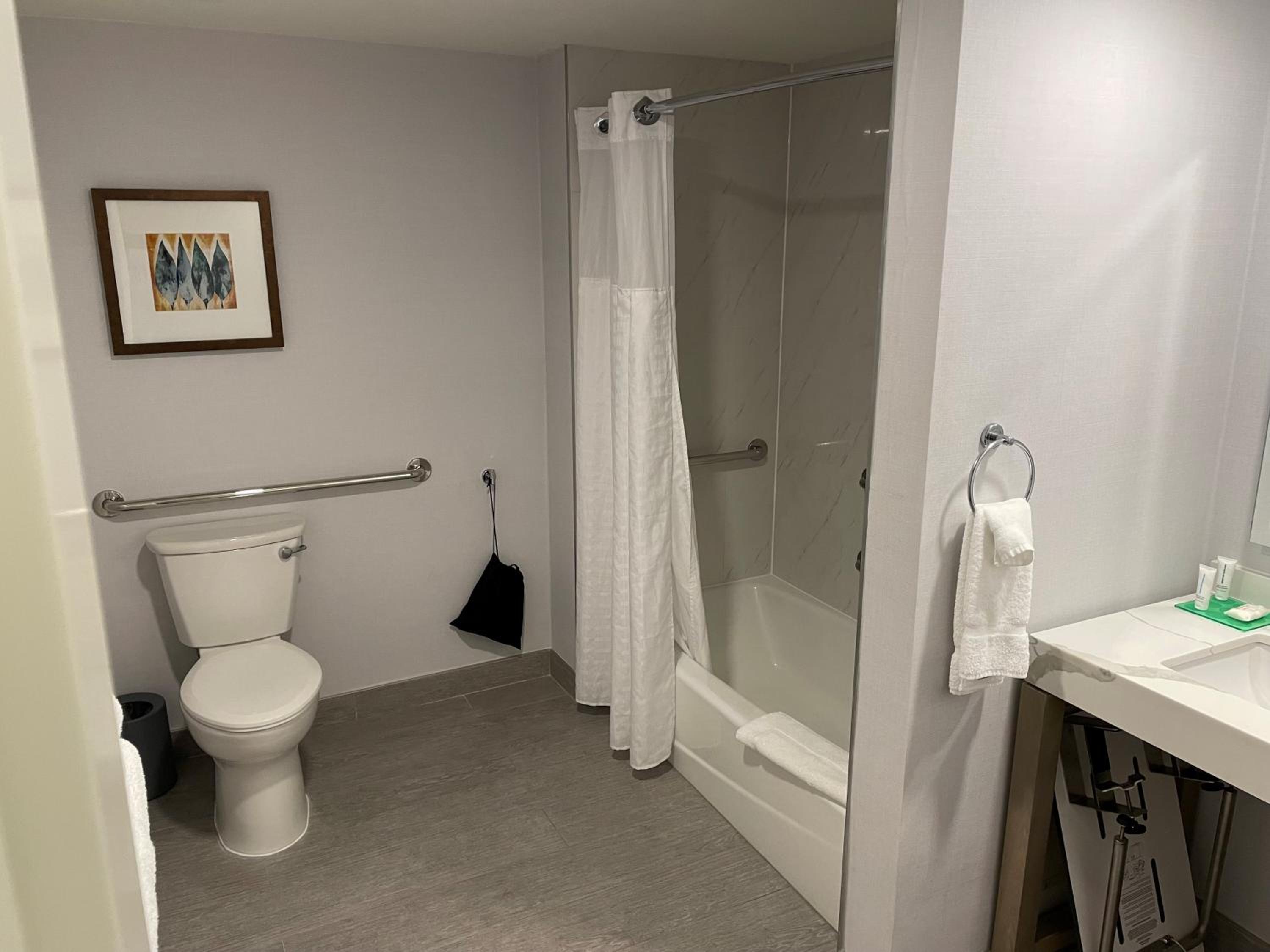 Queen Room with Two Queen Beds and Accessible Tub photo 2