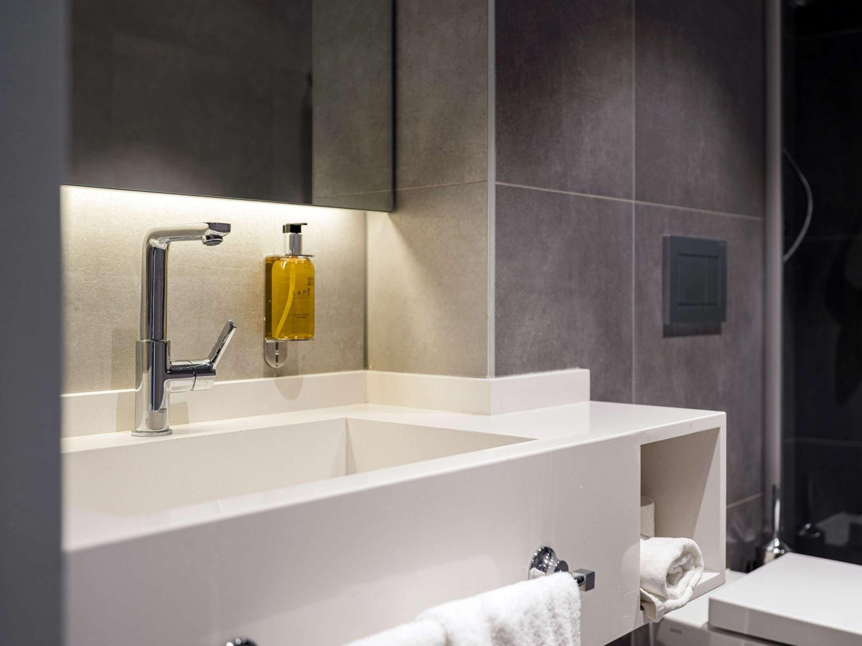 Deluxe King Room with Kitchenette and Balcony - Photo 2