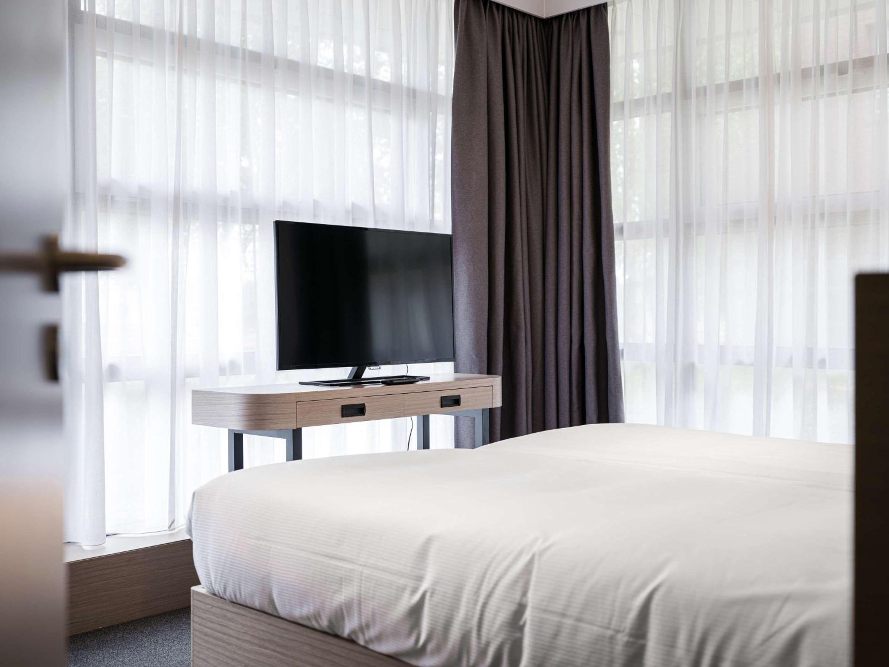 Deluxe King Room with Kitchenette - Photo 12