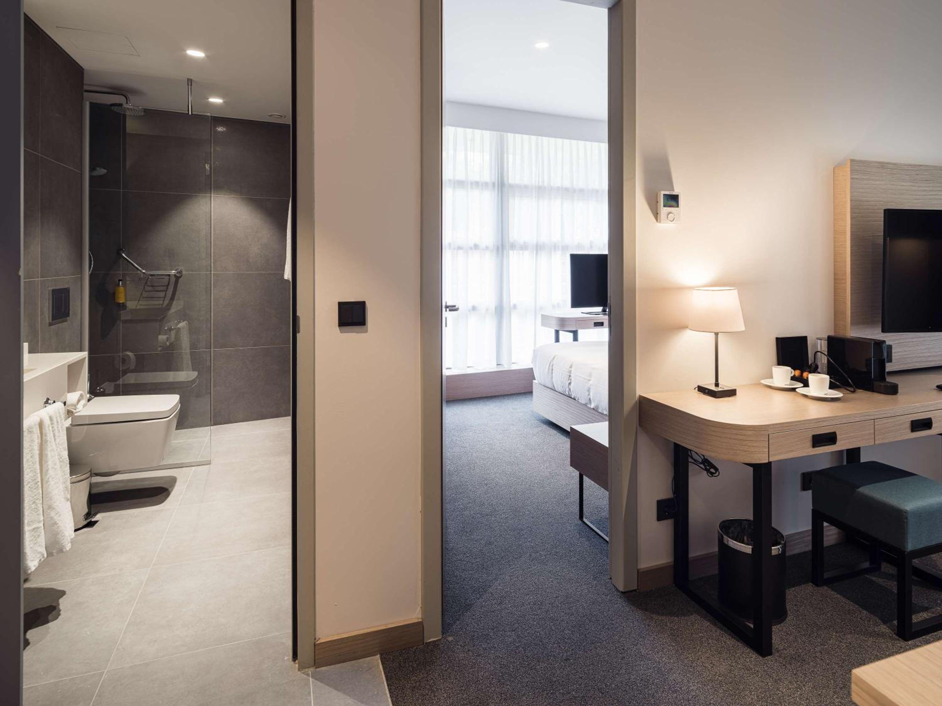 Suite with Four Single Beds - Non-Smoking - Photo 4