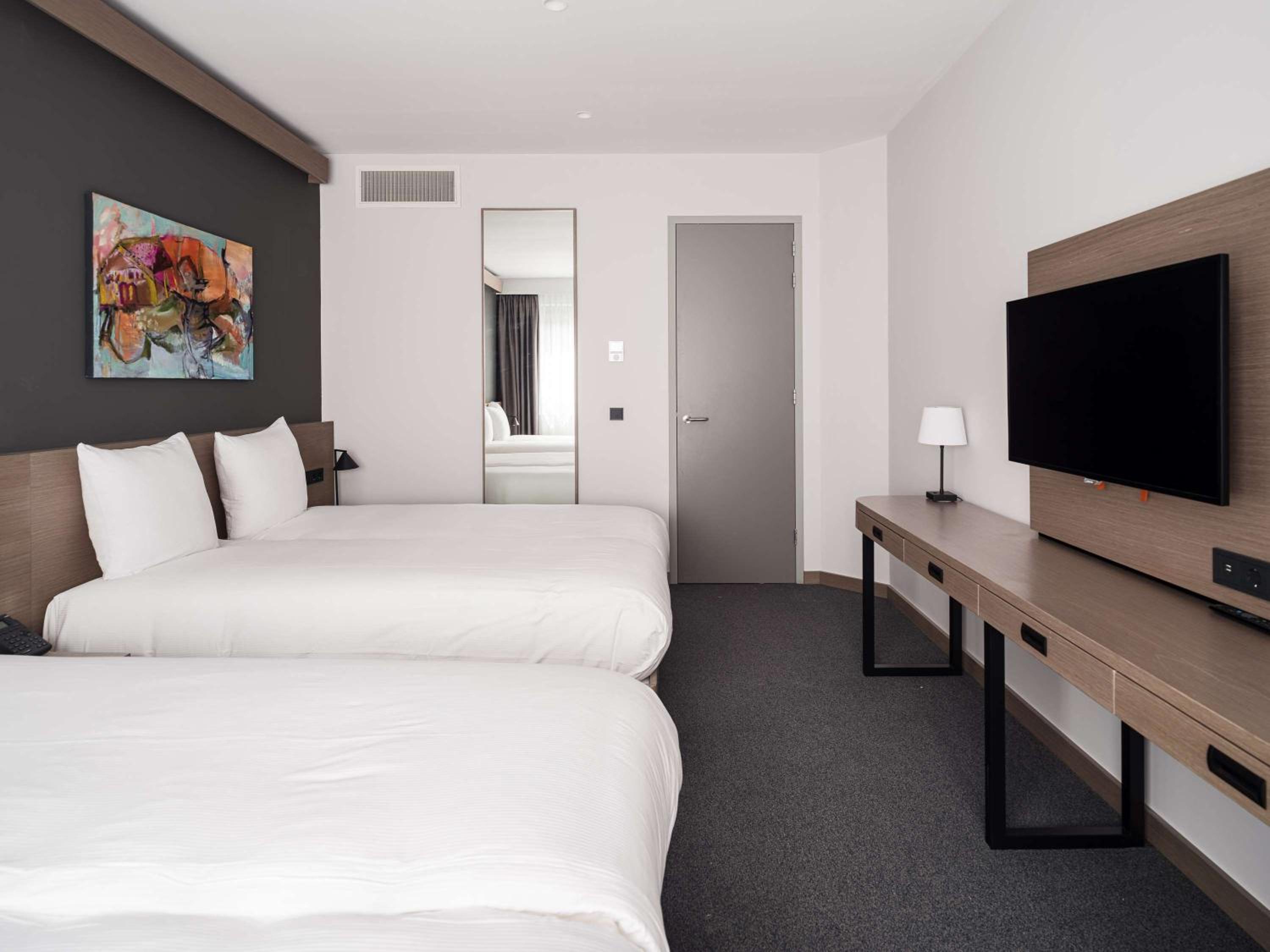 Suite with Four Single Beds - Non-Smoking - Photo 1