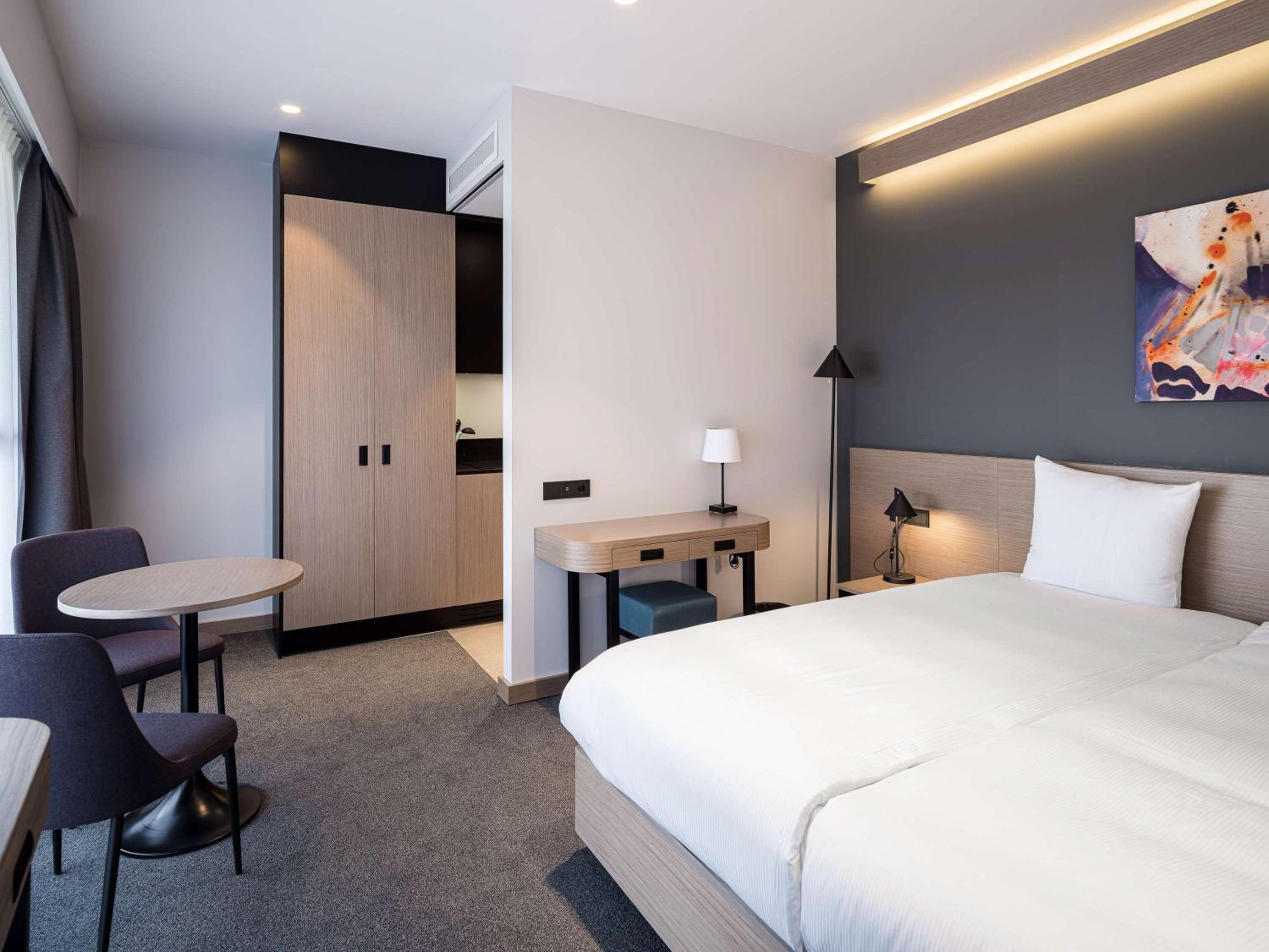 Deluxe King Room with Kitchenette and Balcony - Photo 6
