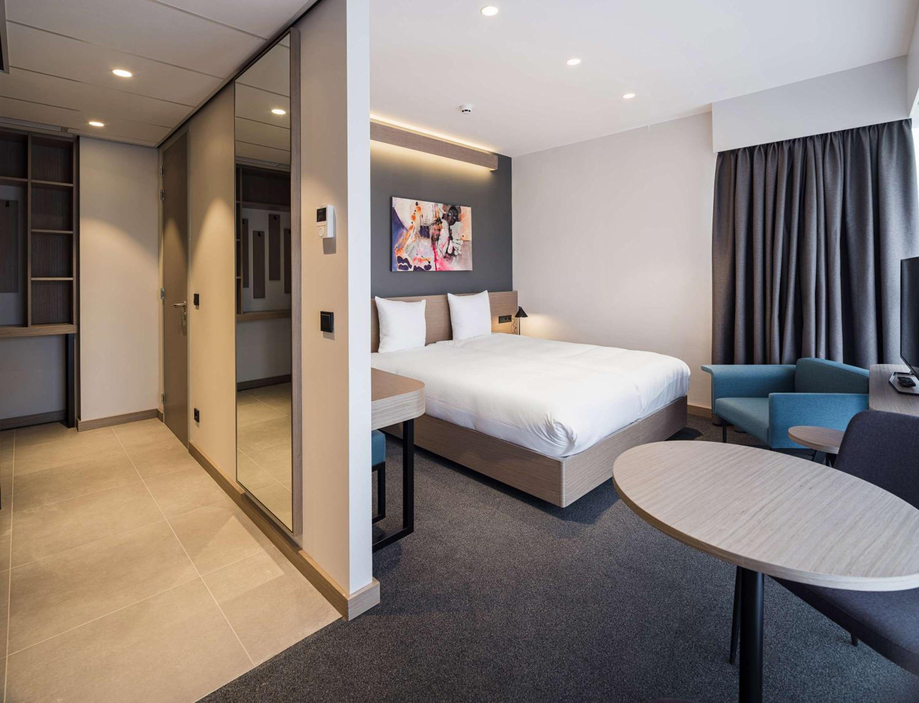 Deluxe King Room with Kitchenette and Balcony - Photo 1