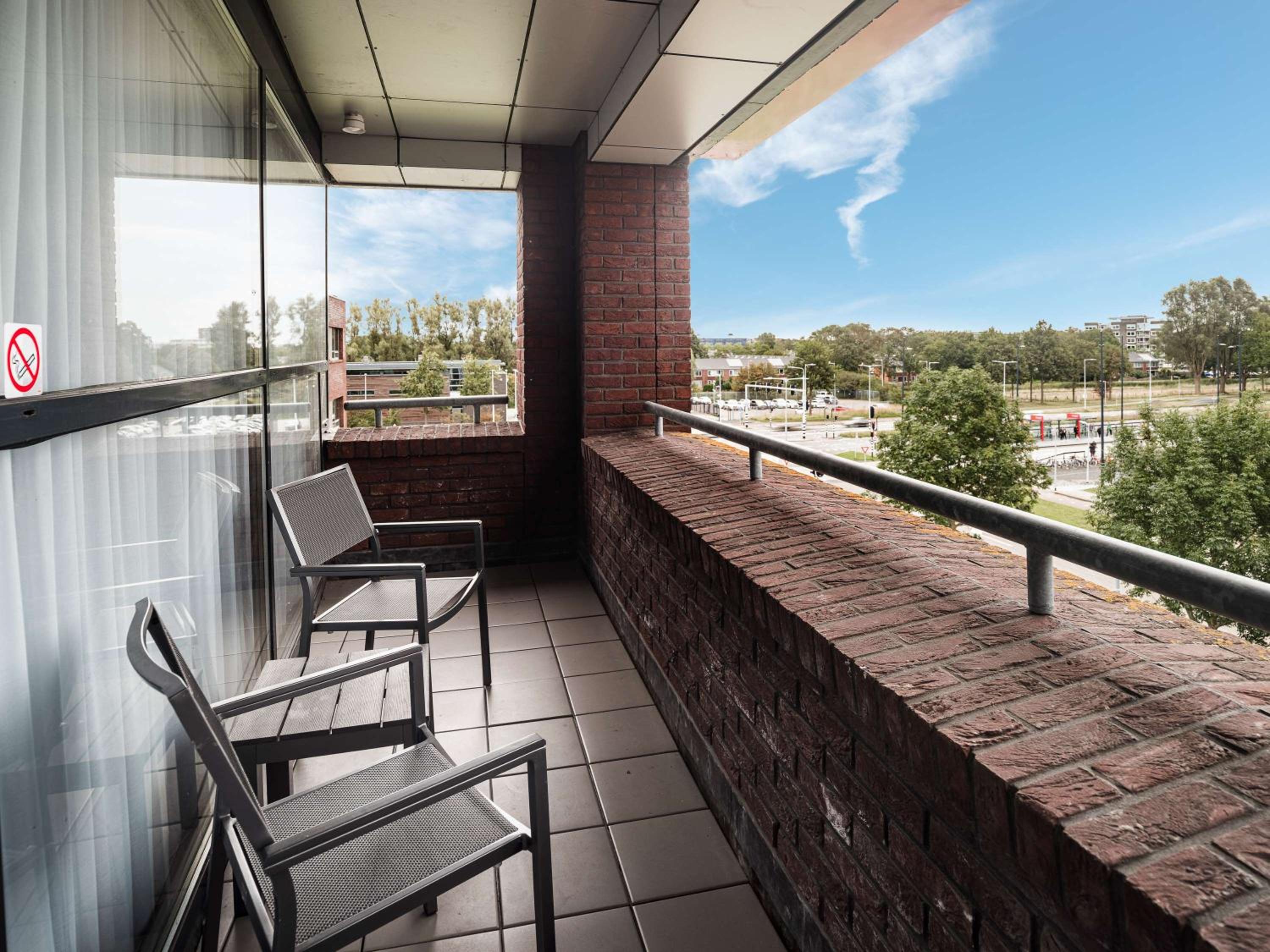 Deluxe King Room with Kitchenette and Balcony - Photo 4