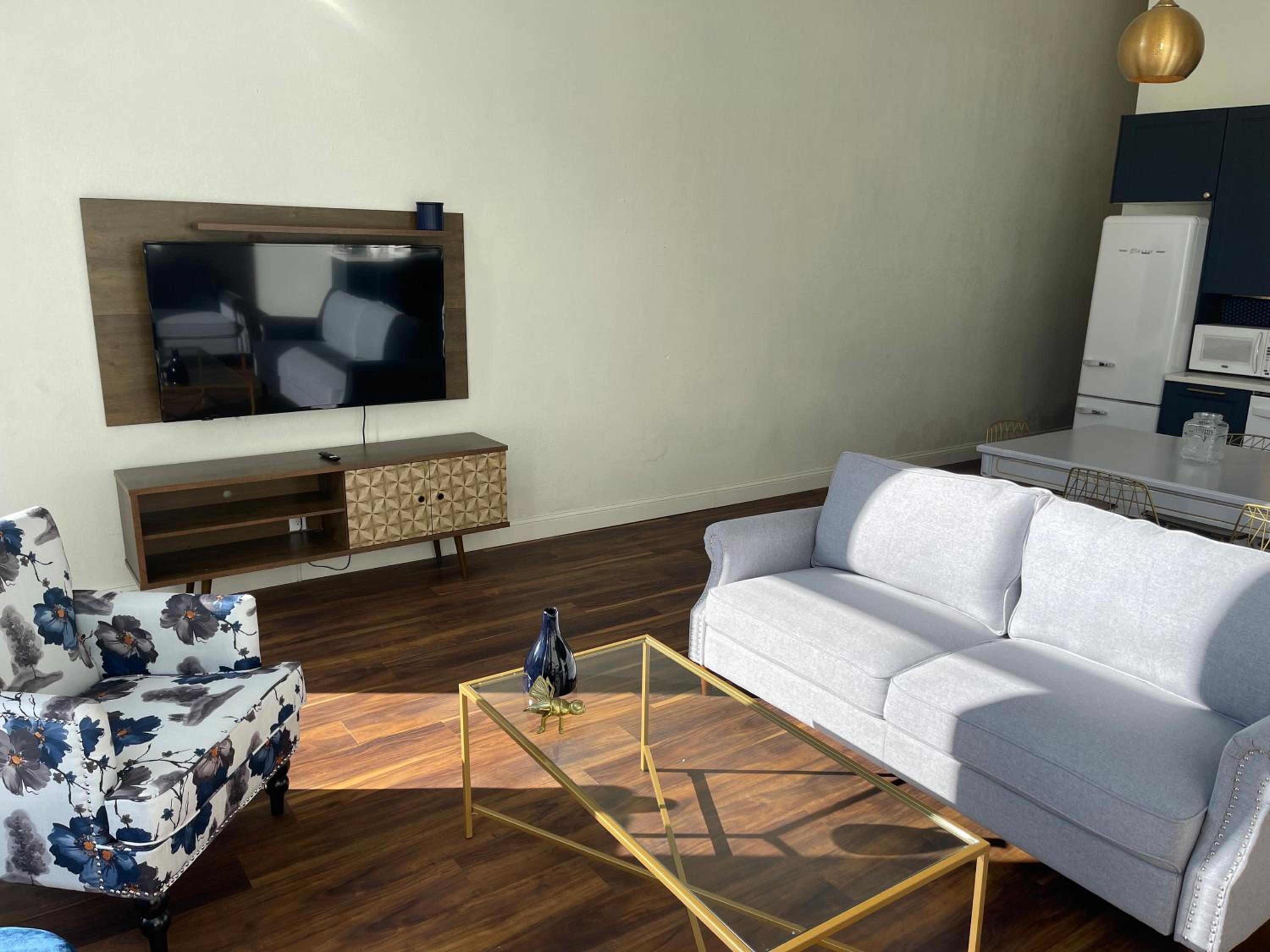 Three-Bedroom Apartment - Photo 9
