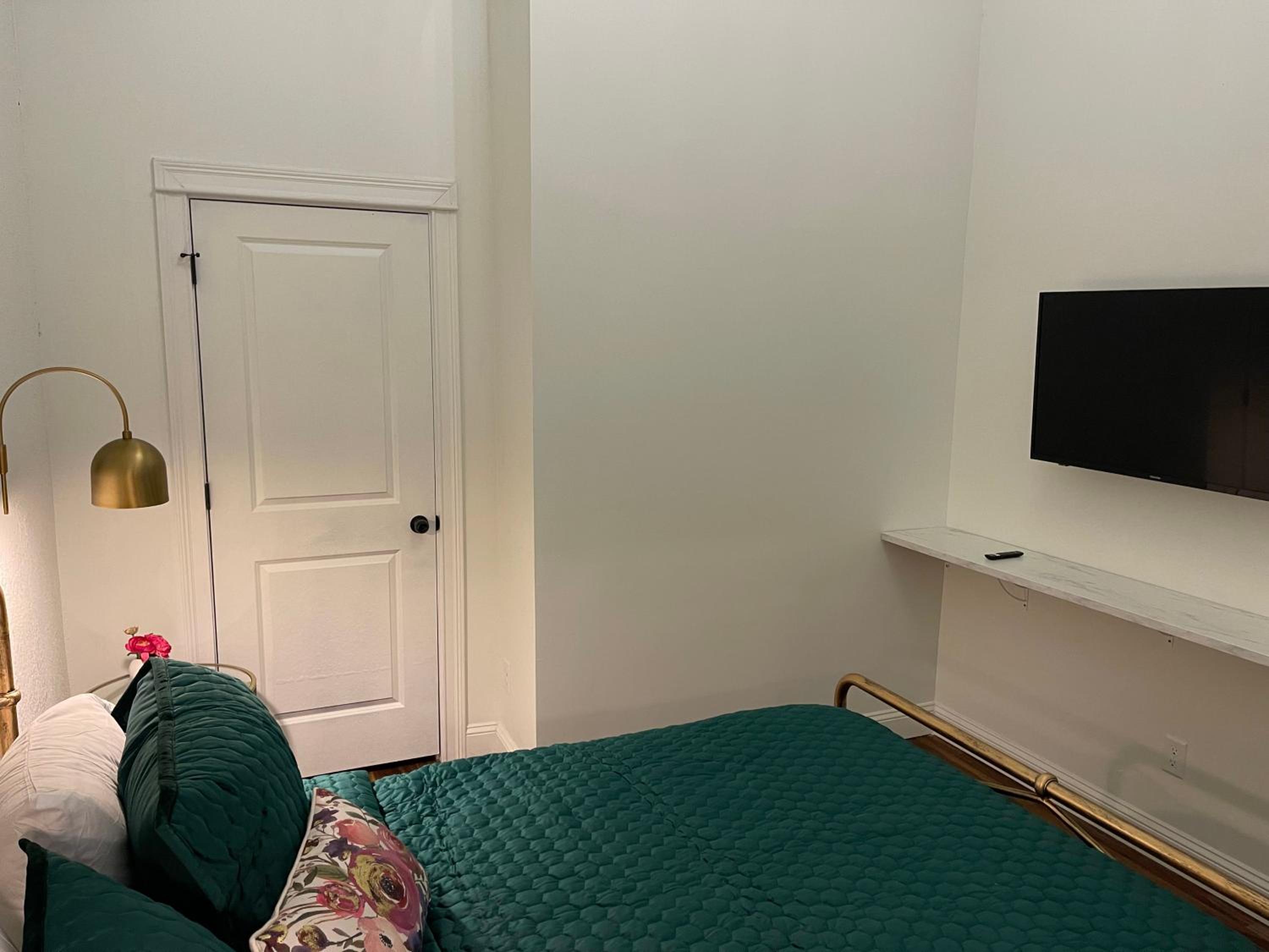 Three-Bedroom Apartment - Photo 11