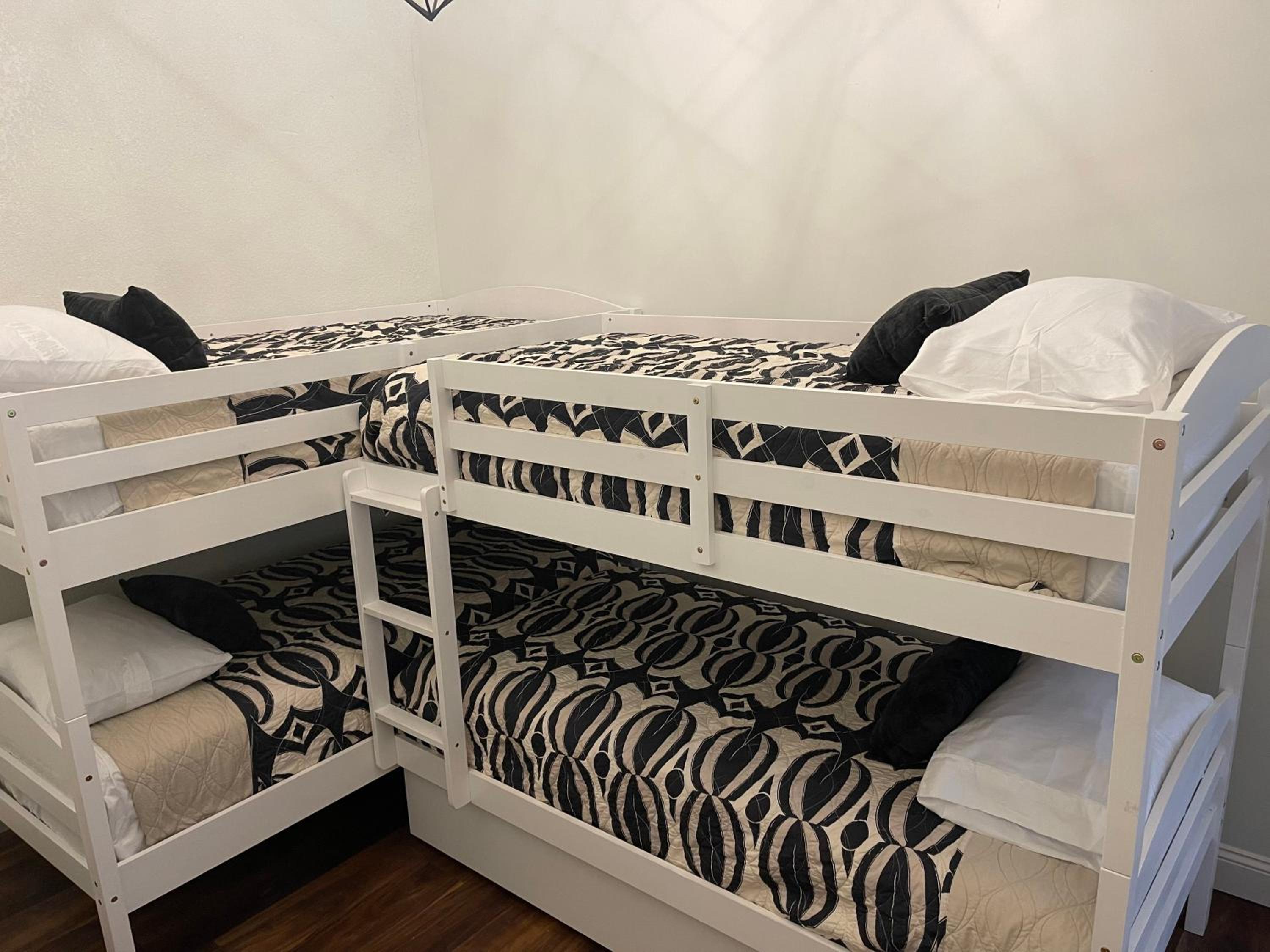 Three-Bedroom Apartment - Photo 20