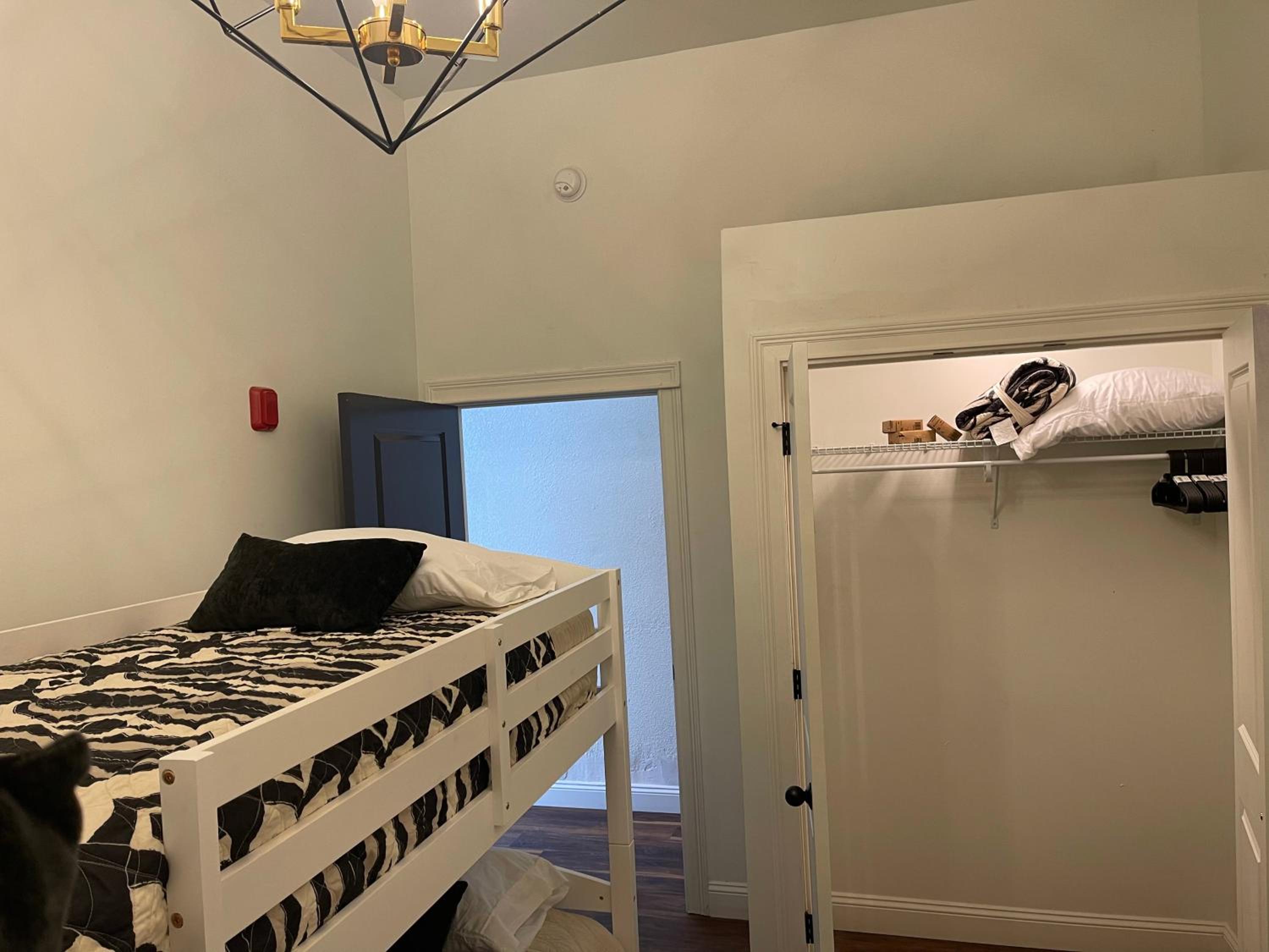 Three-Bedroom Apartment - Photo 21