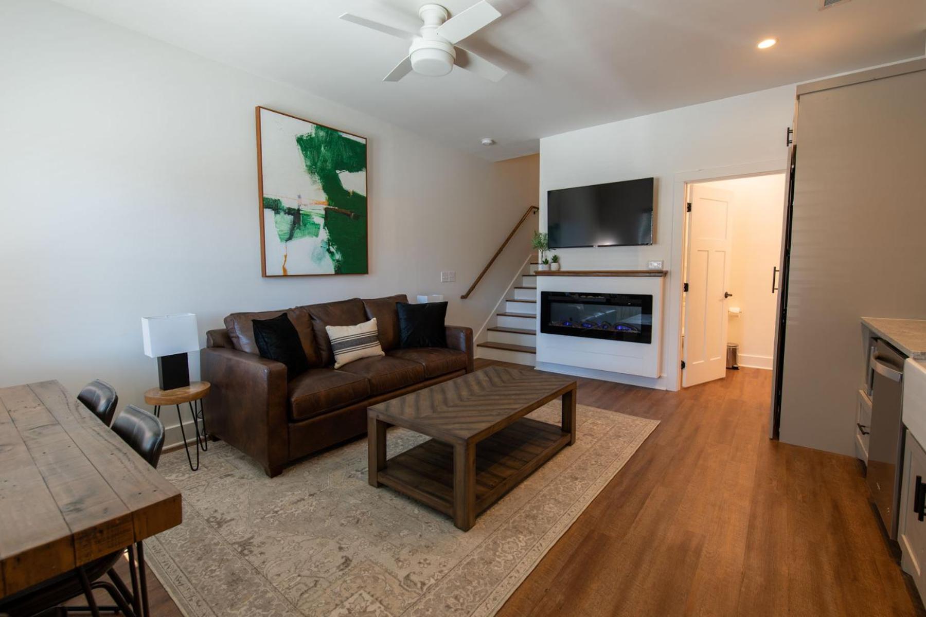 Deluxe Family Suite - Photo 15
