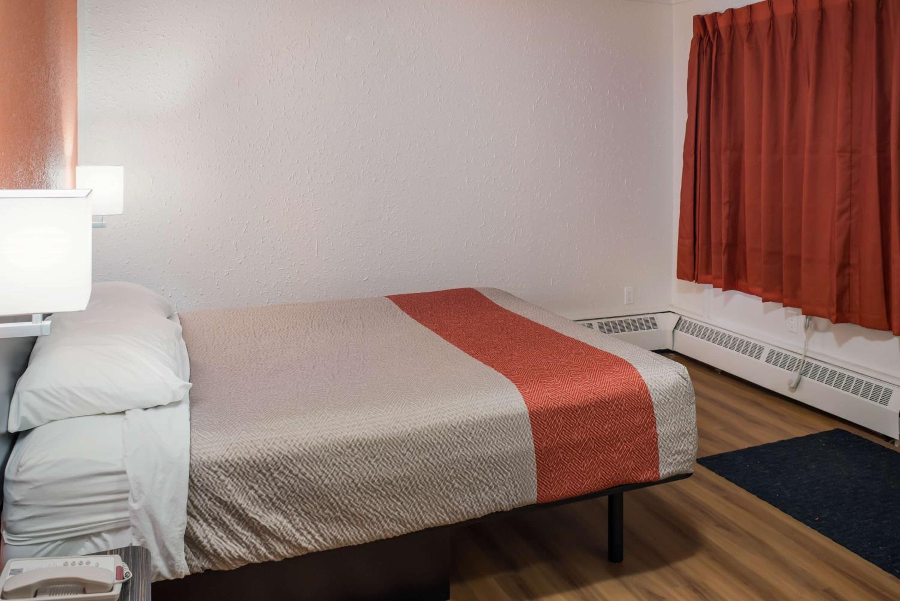 Deluxe Queen Room - Non-Smoking