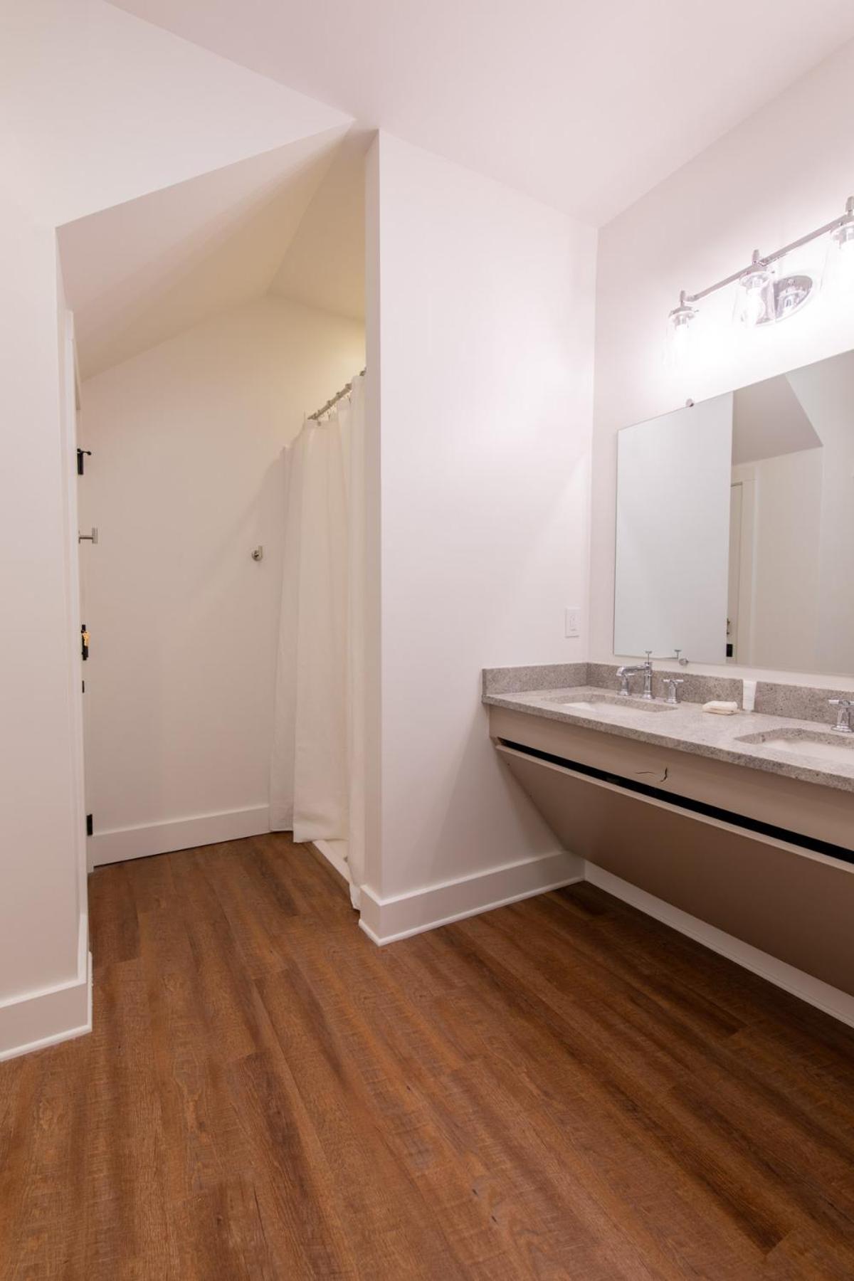 Family Suite with Balcony - Photo 14