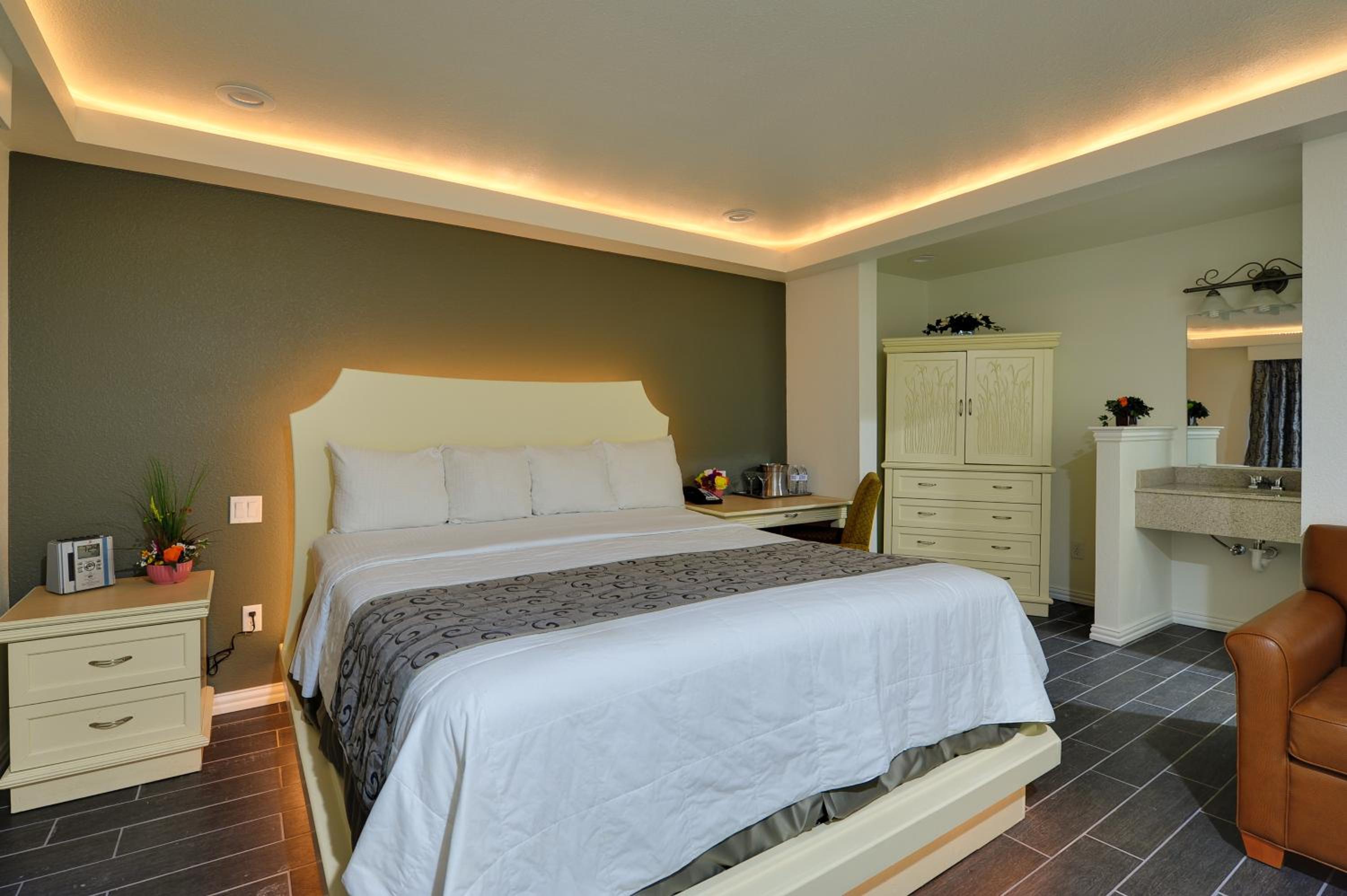 Deluxe King Suite