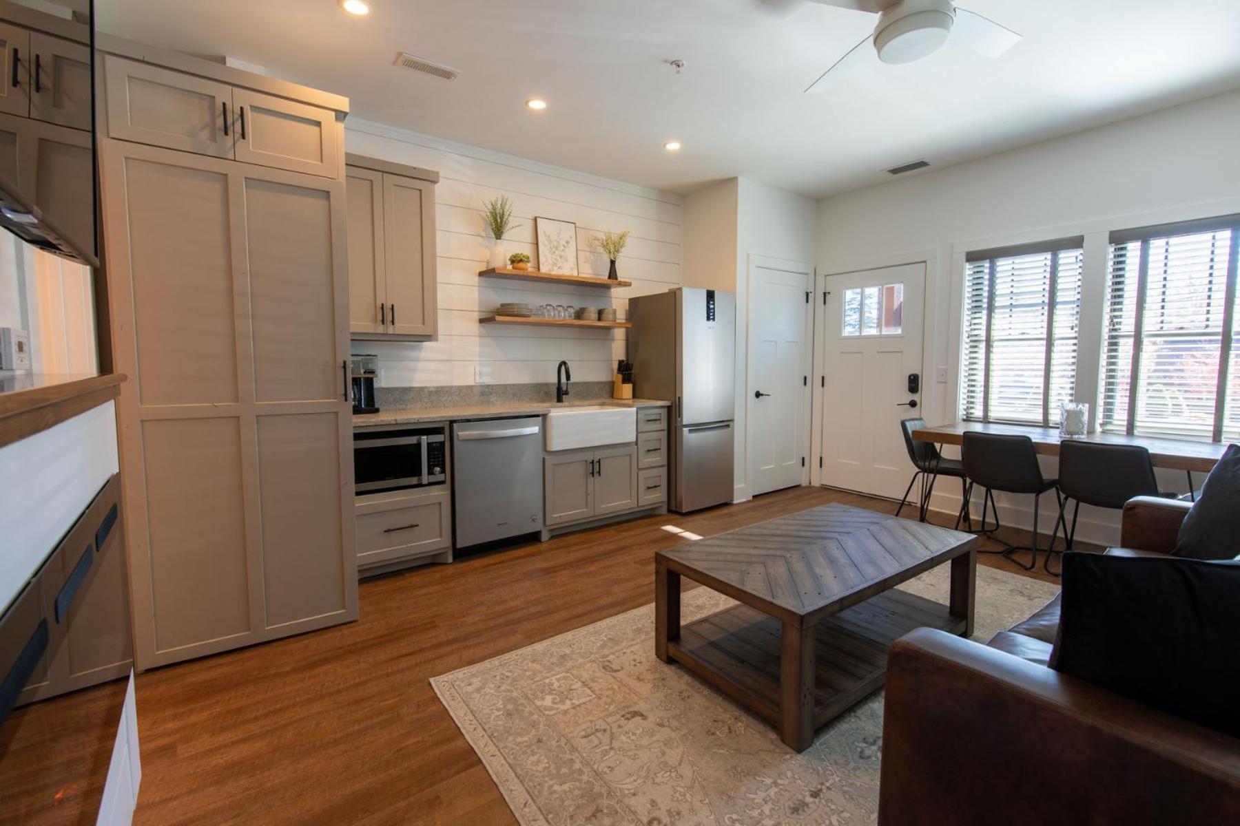 Deluxe Family Suite - Photo 19