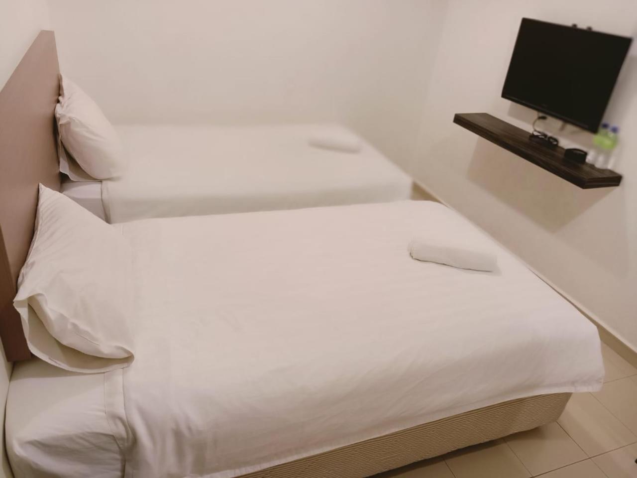 Family Room With 5 Single Bed - Photo 1