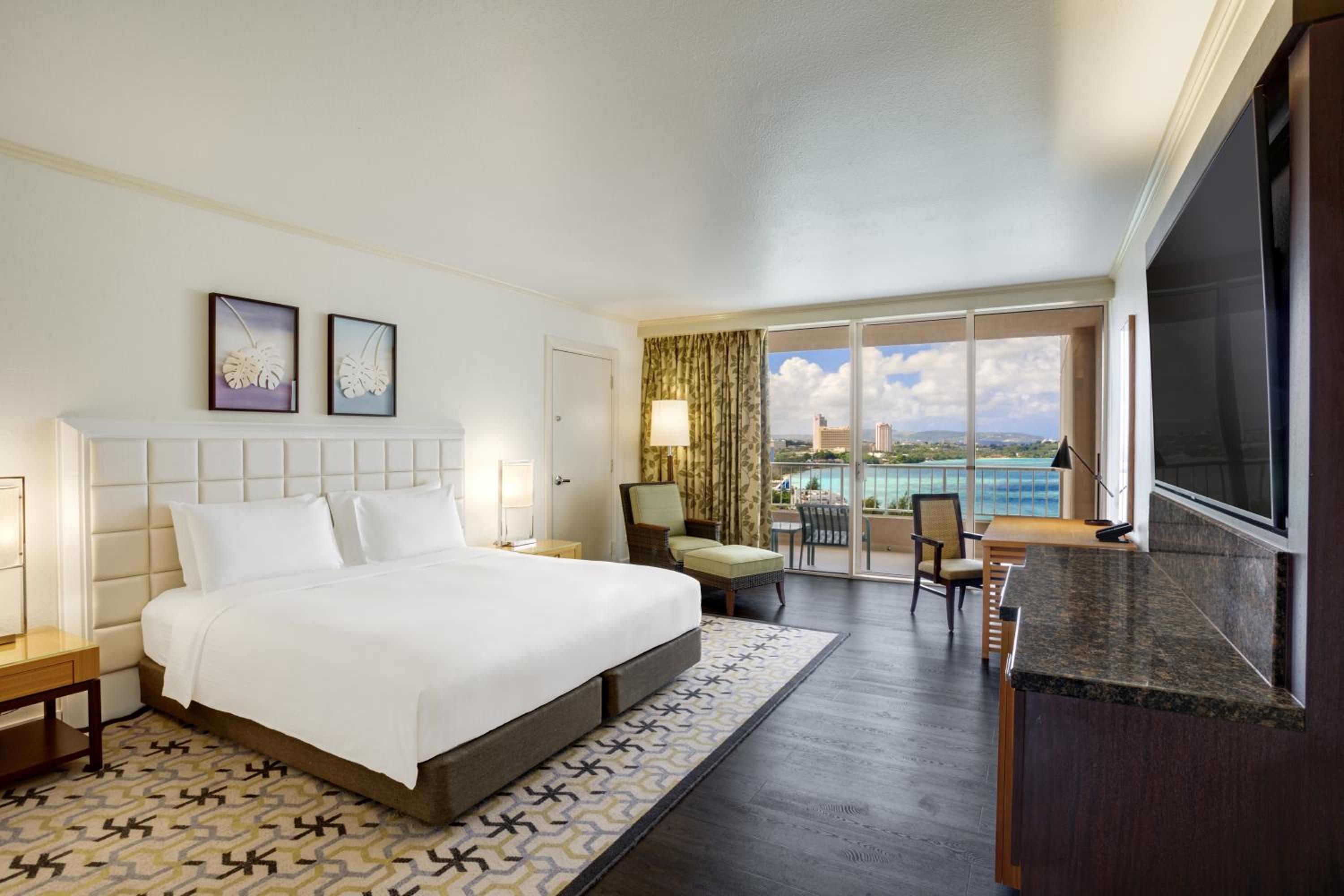 Deluxe King Room - Oceanfront - Photo 1