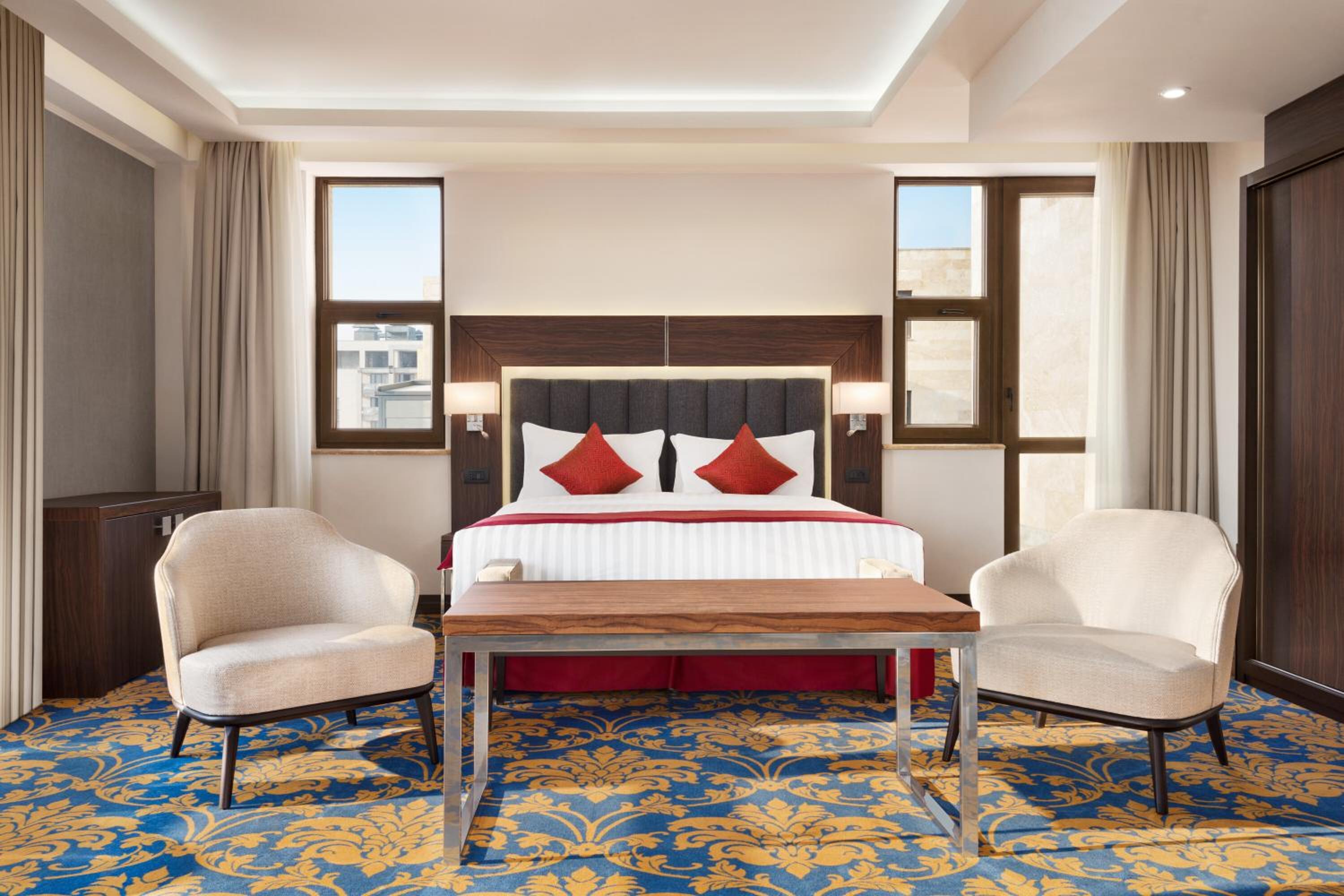 Junior King Suite photo 1