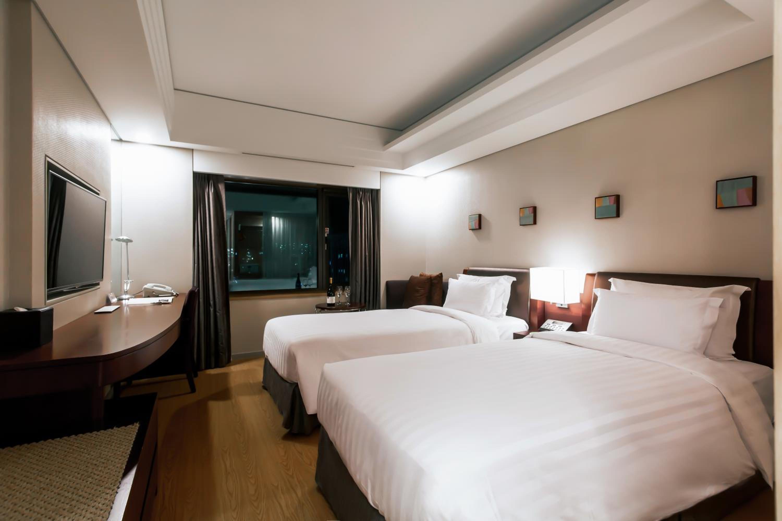 Standard Twin Room with Bath - Photo 5