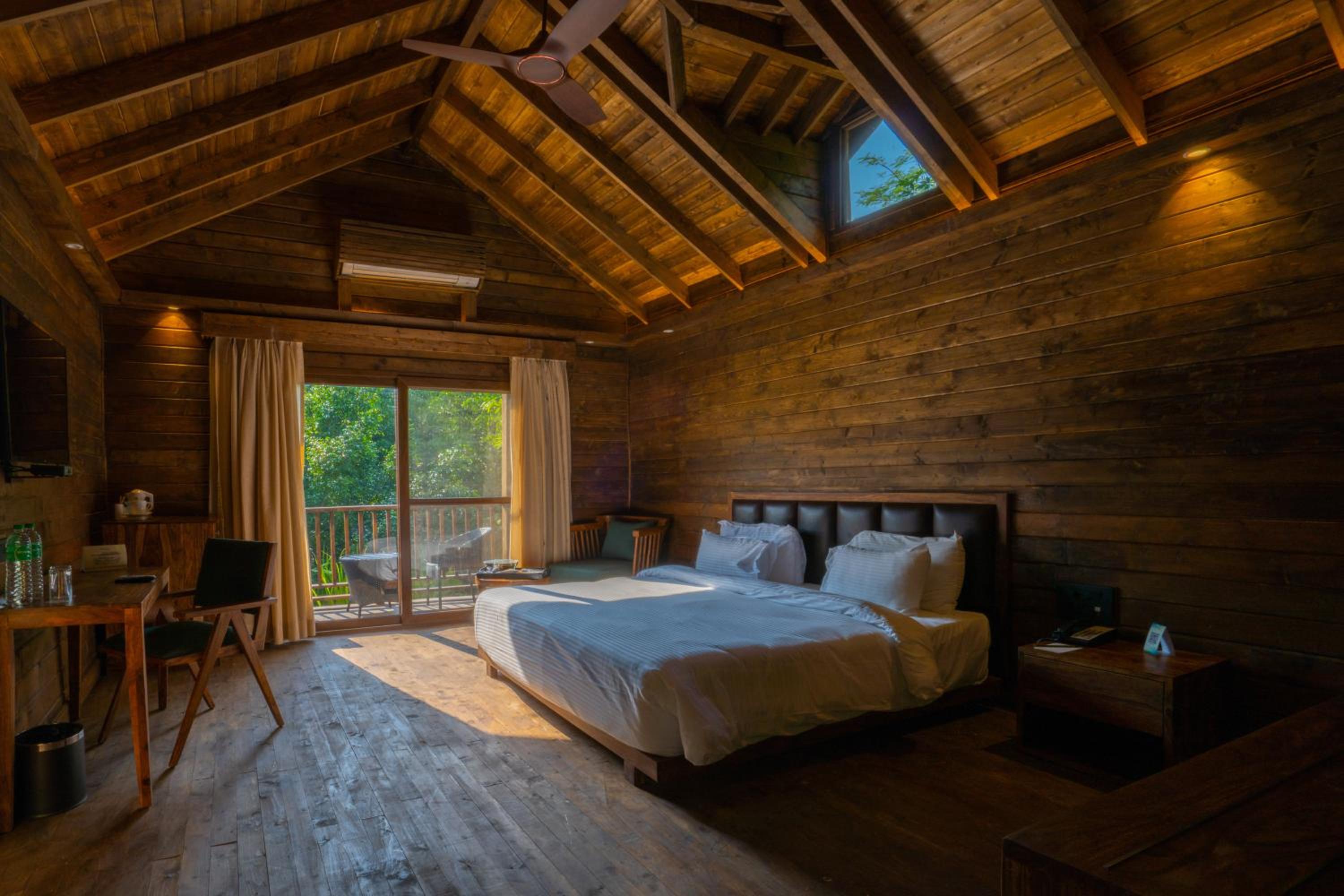 King Room with Balcony - 20% off on F&B, 20% off on Spa and Laundry, Happy Hours from 11 AM to 7 PM photo 3