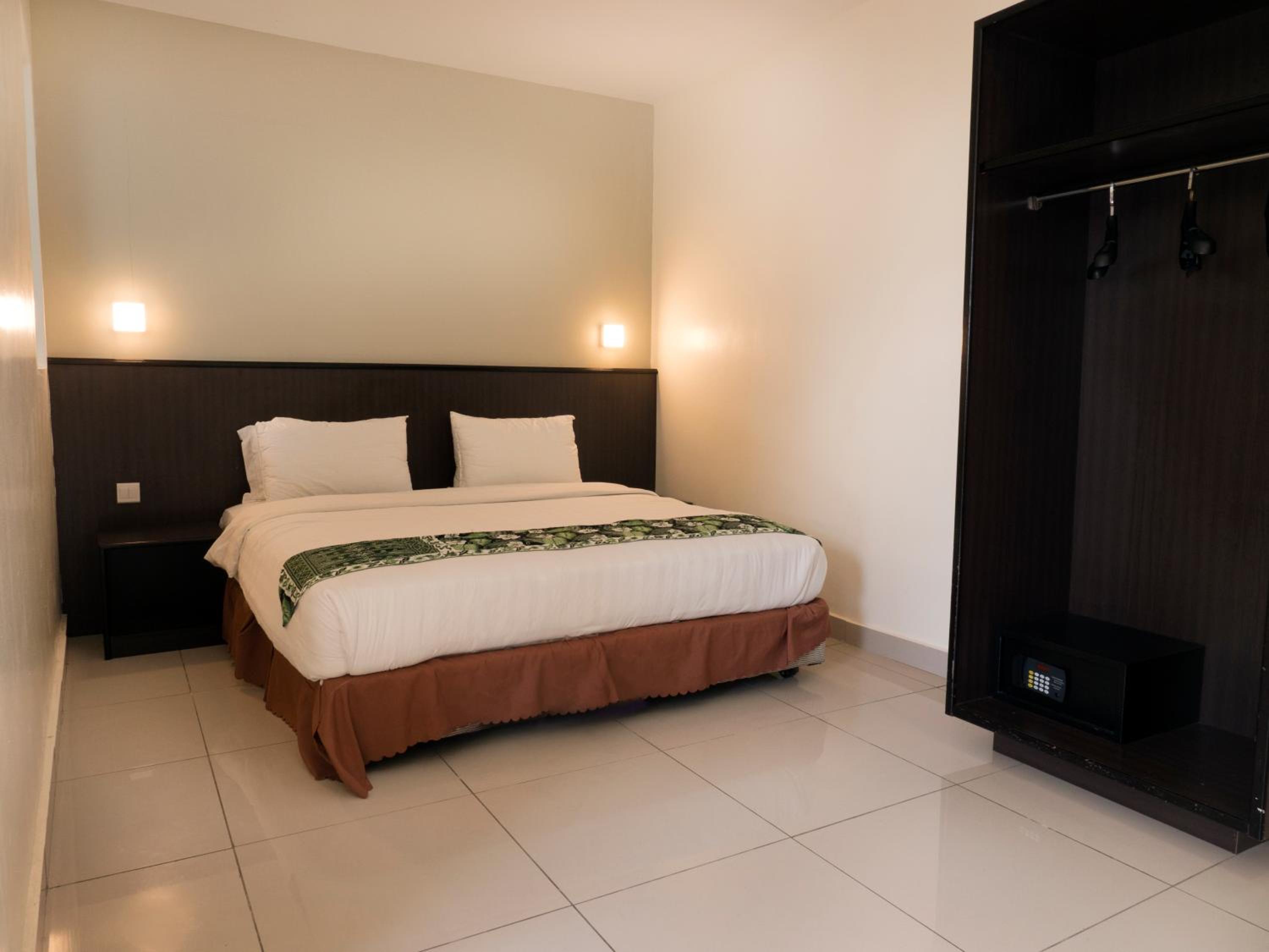 Three-Bedroom Apartment - Photo 36