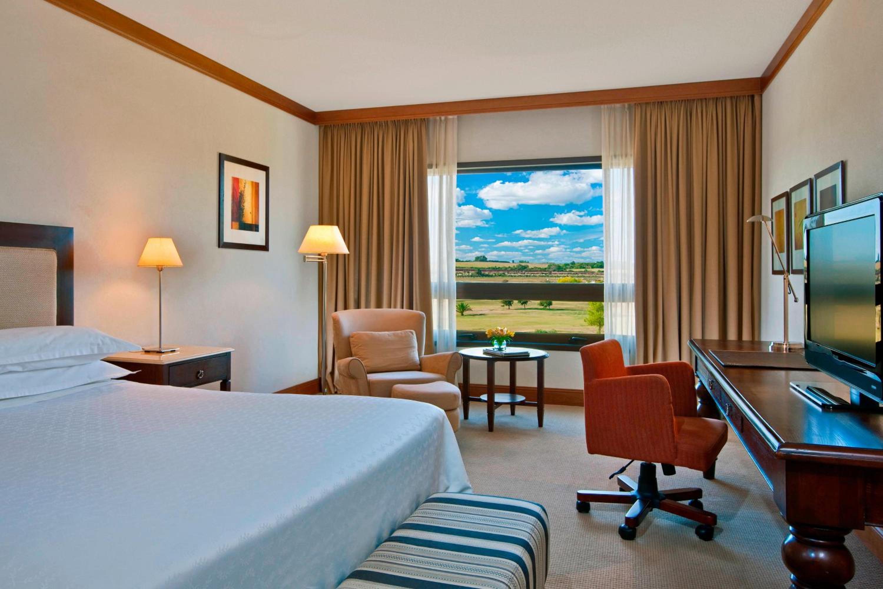 Golf View, Guest room, 1 King - Photo 1