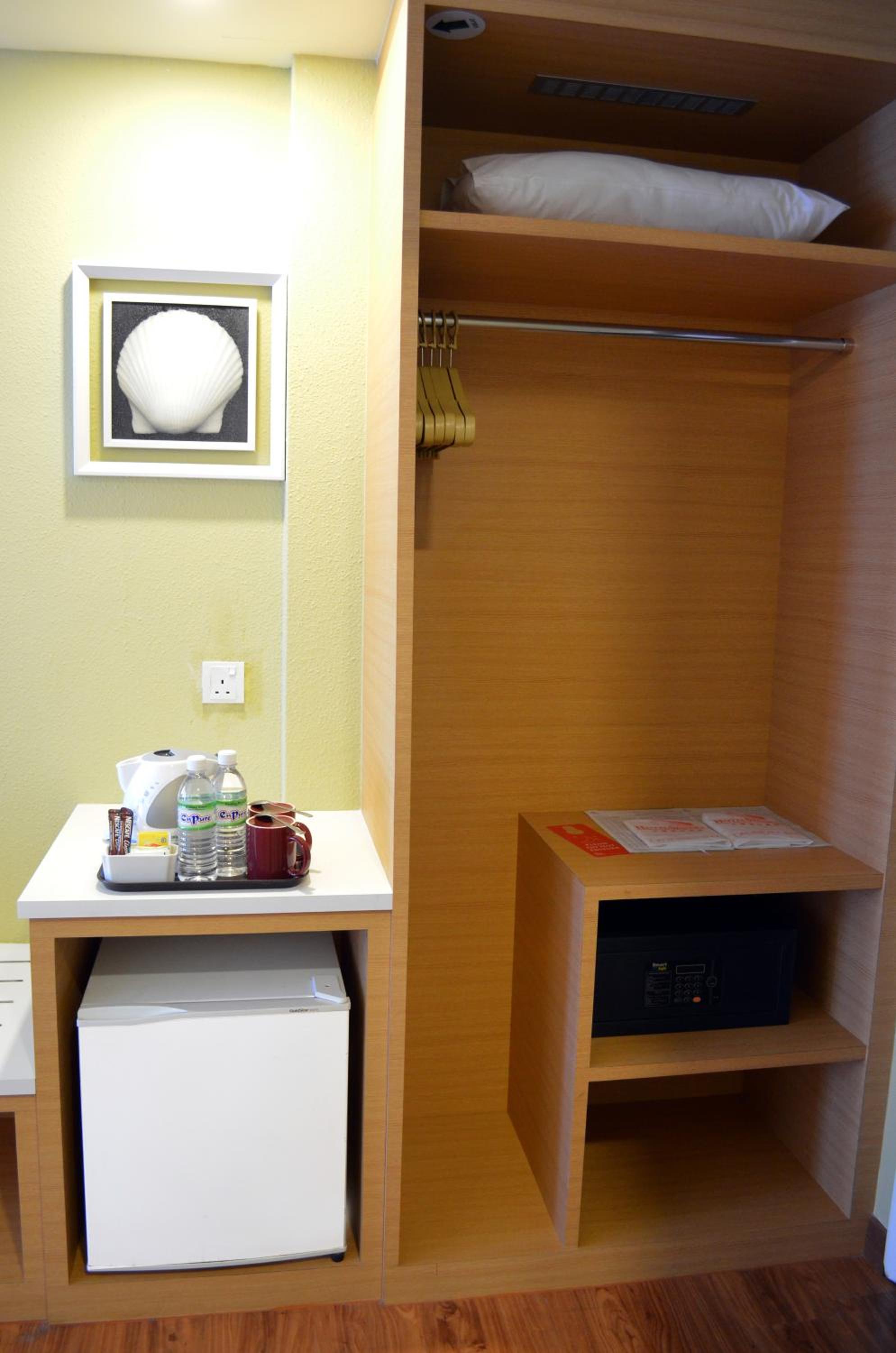 Deluxe King or Twin Room with Partial Sea View - Photo 3