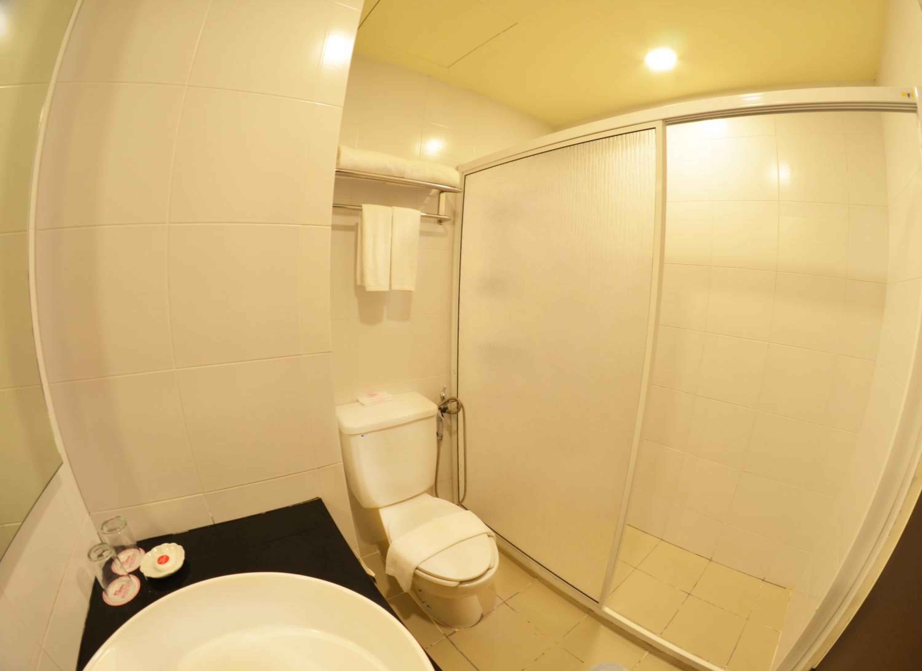 Deluxe King or Twin Room with Partial Sea View - Photo 4
