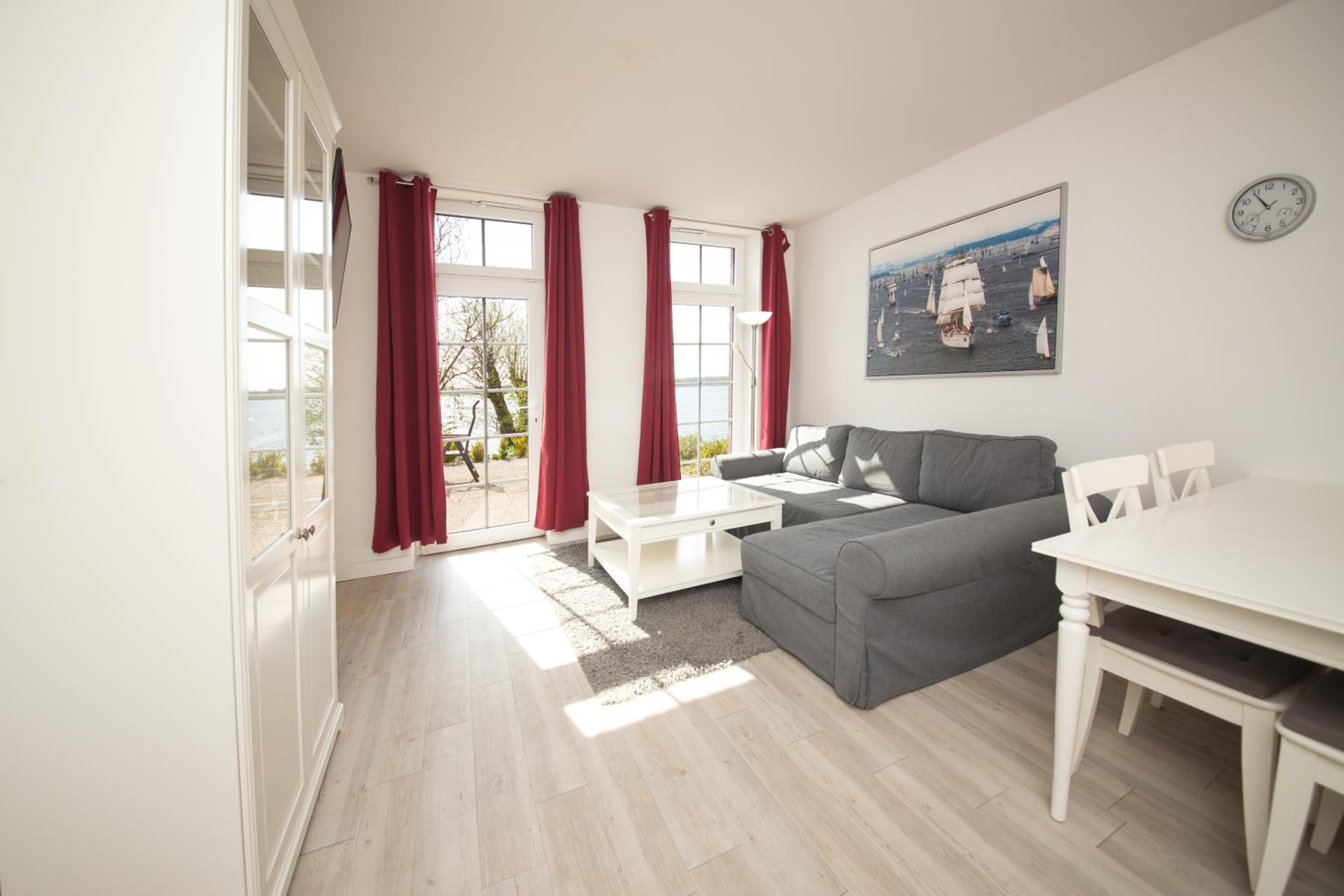 One-Bedroom Apartment with Sea View photo 3