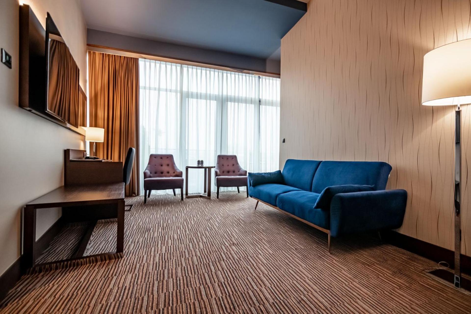 Luxury Apartment - Photo 12