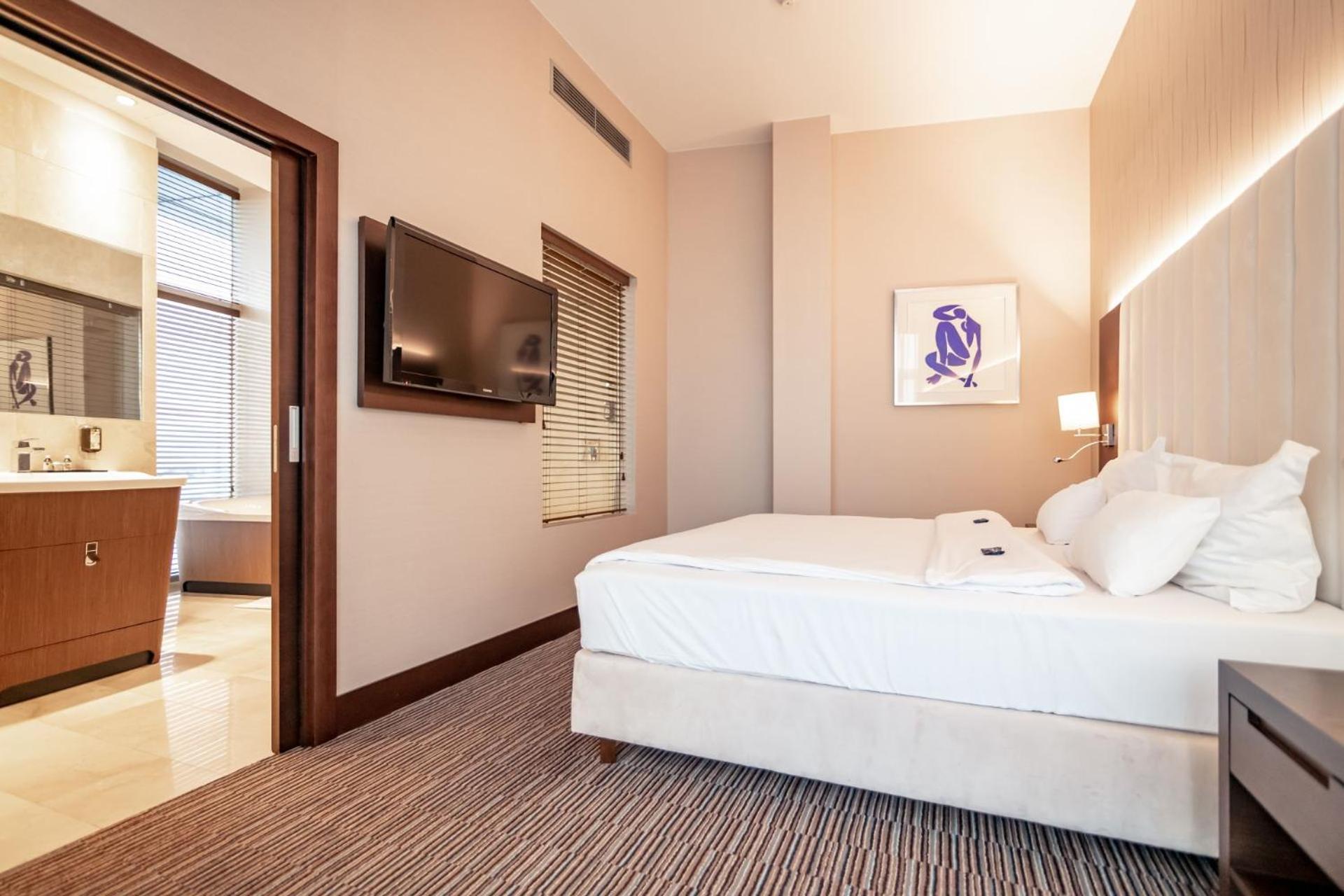 Luxury Apartment - Photo 14