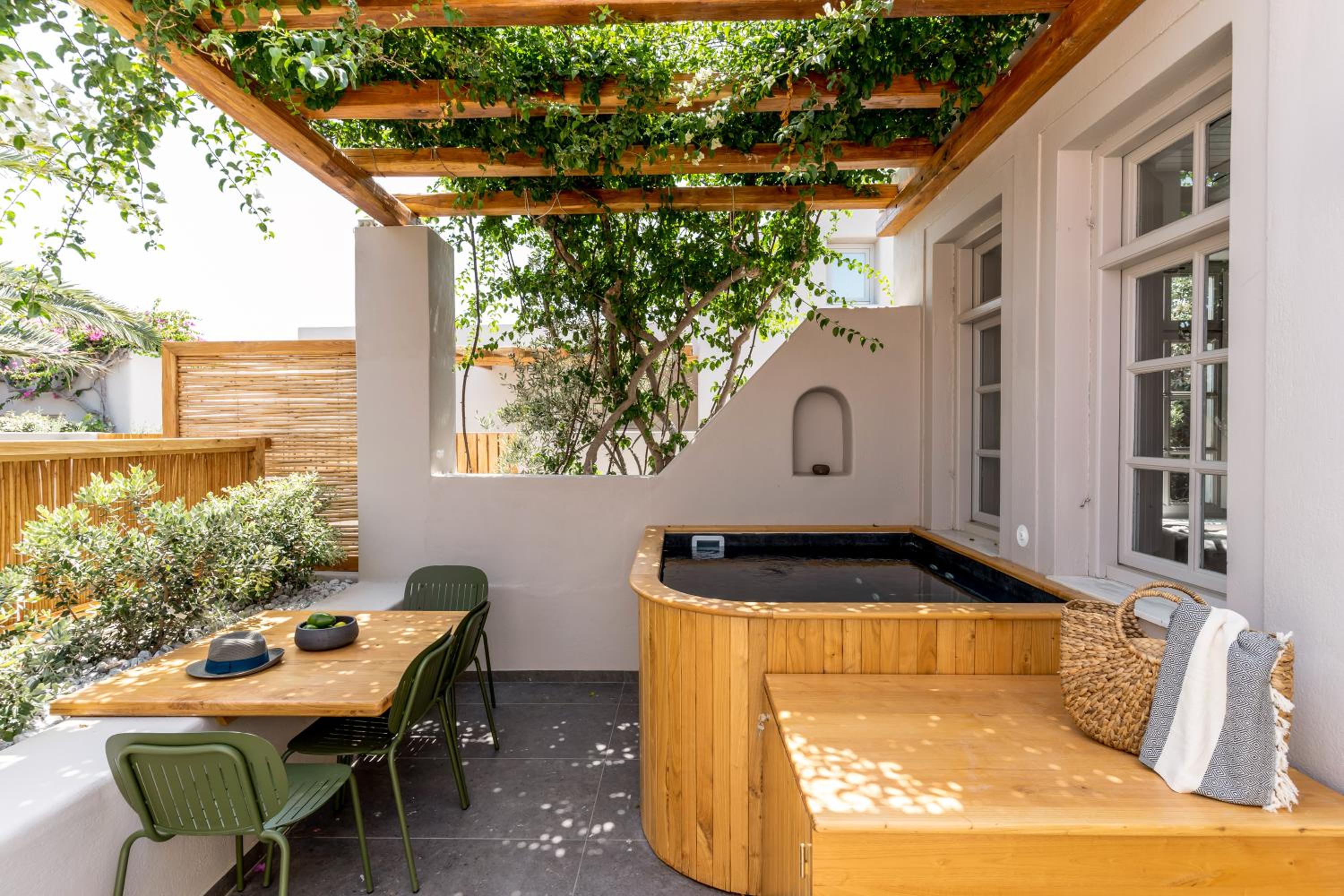 Suite with outdoor Jetted Hot Tub  - Photo 3