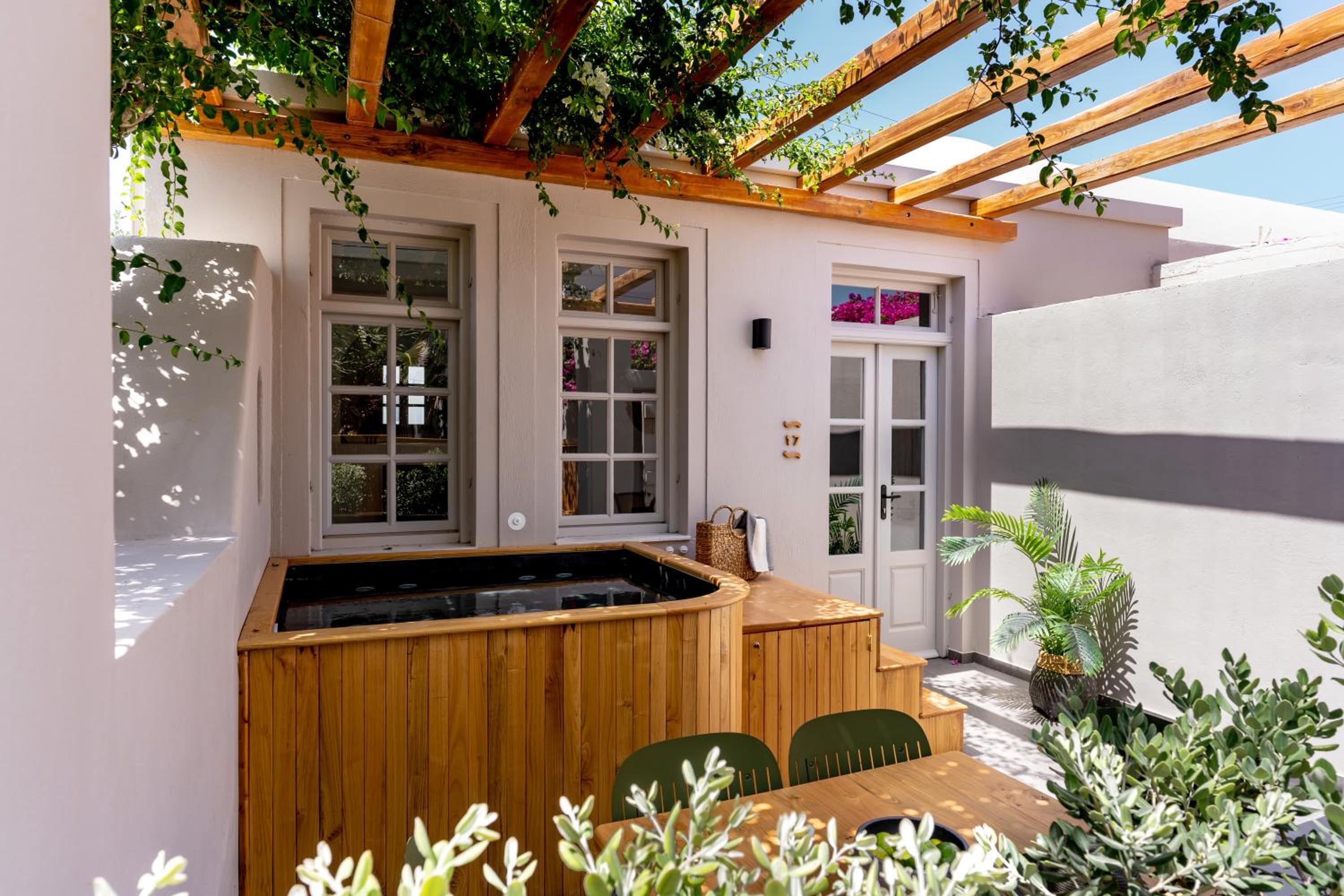 Suite with outdoor Jetted Hot Tub  - Photo 2