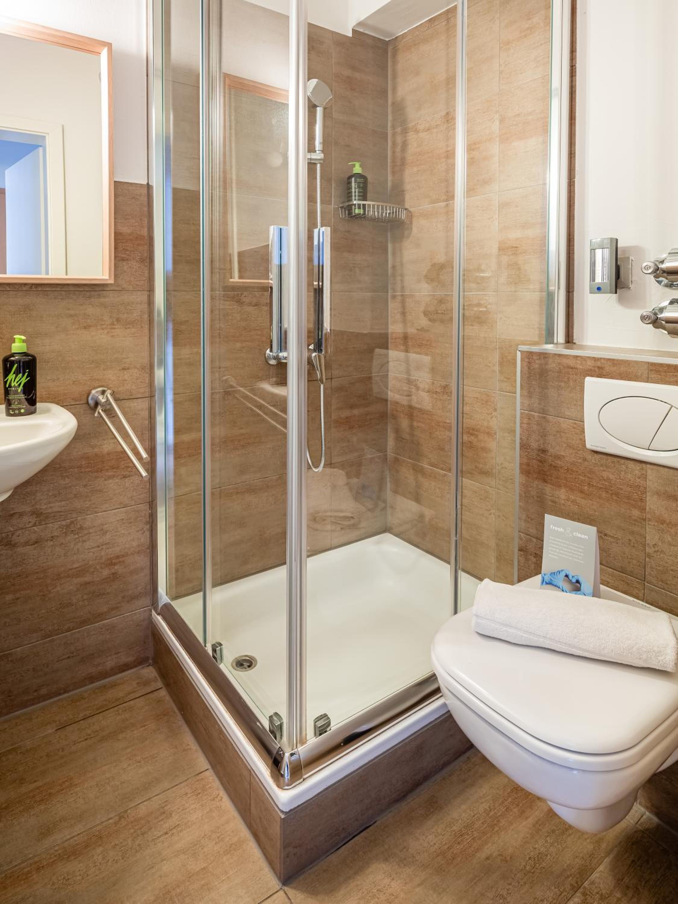 Suite with Balcony - Photo 17