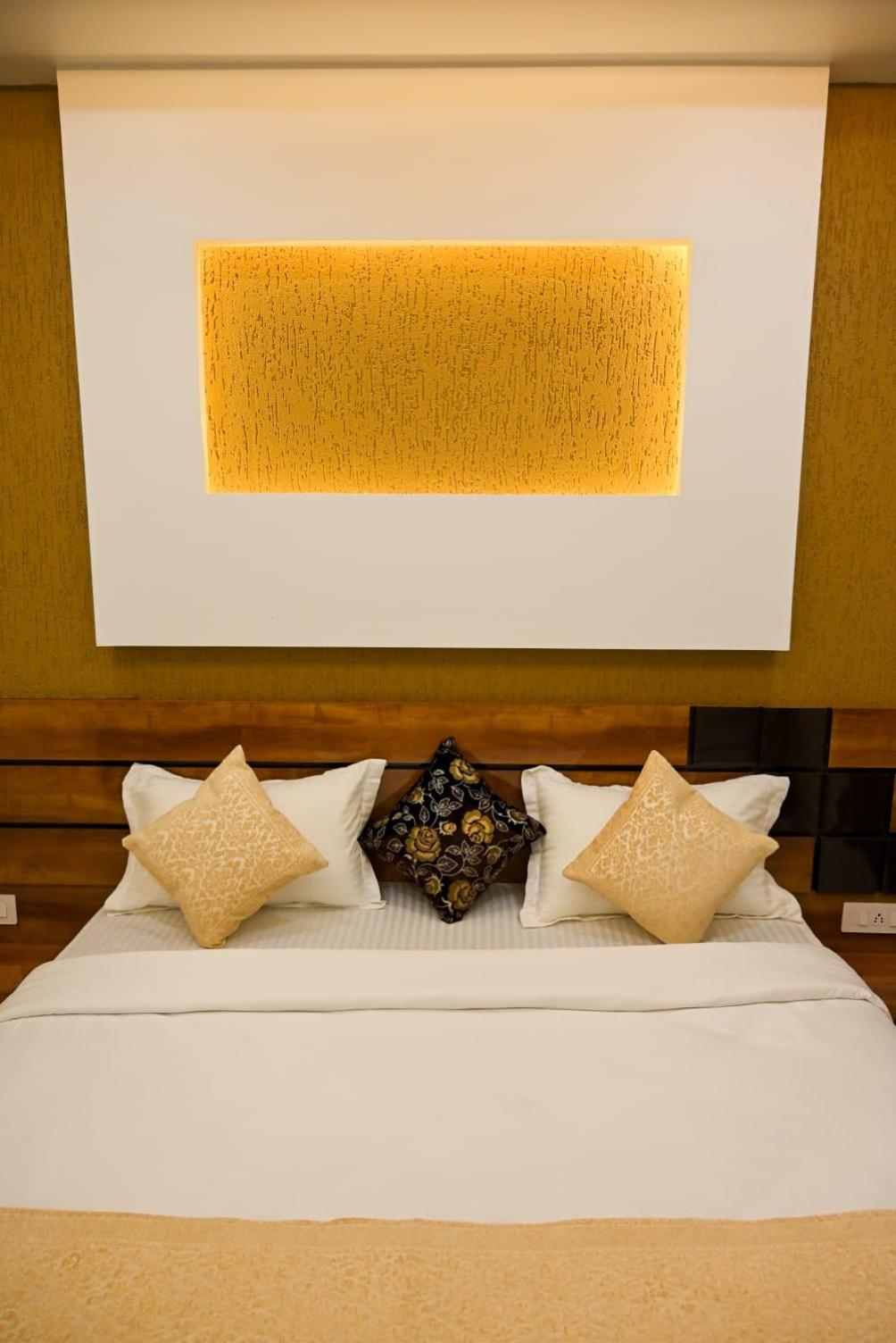 Deluxe Room - Photo 11