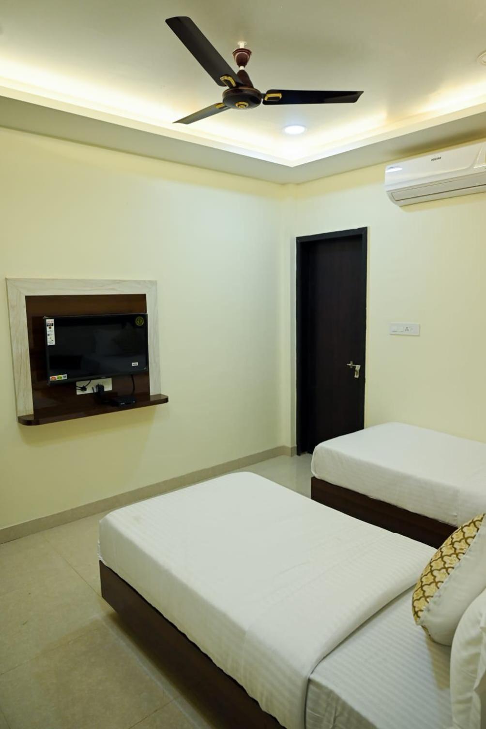 Suite - Photo 13