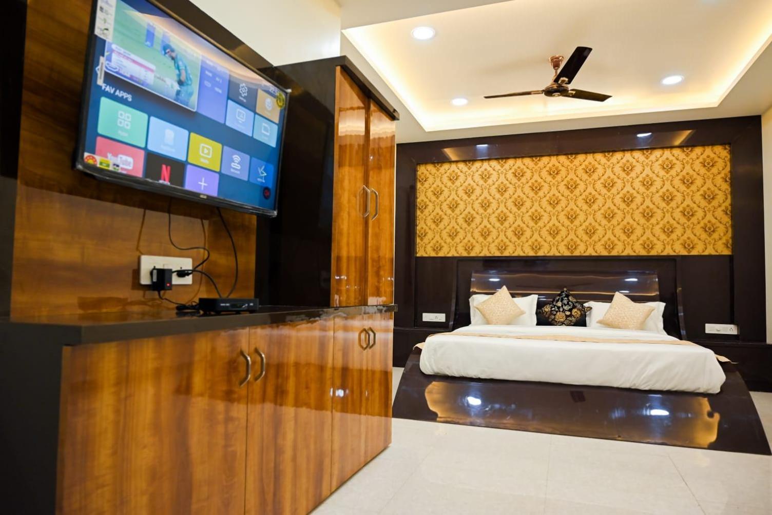 Suite - Photo 1