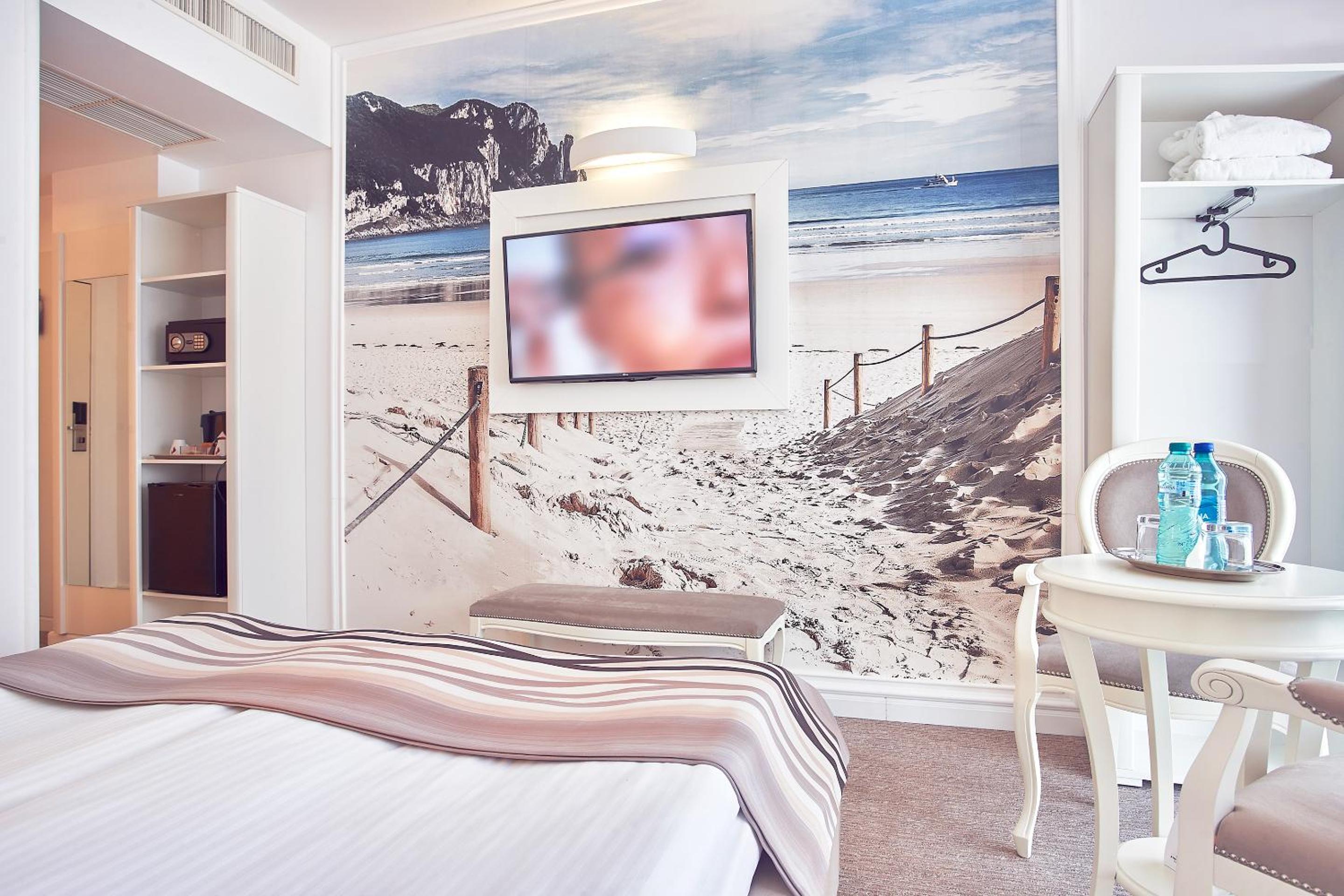 Deluxe Double Room with partial Sea View - Photo 3