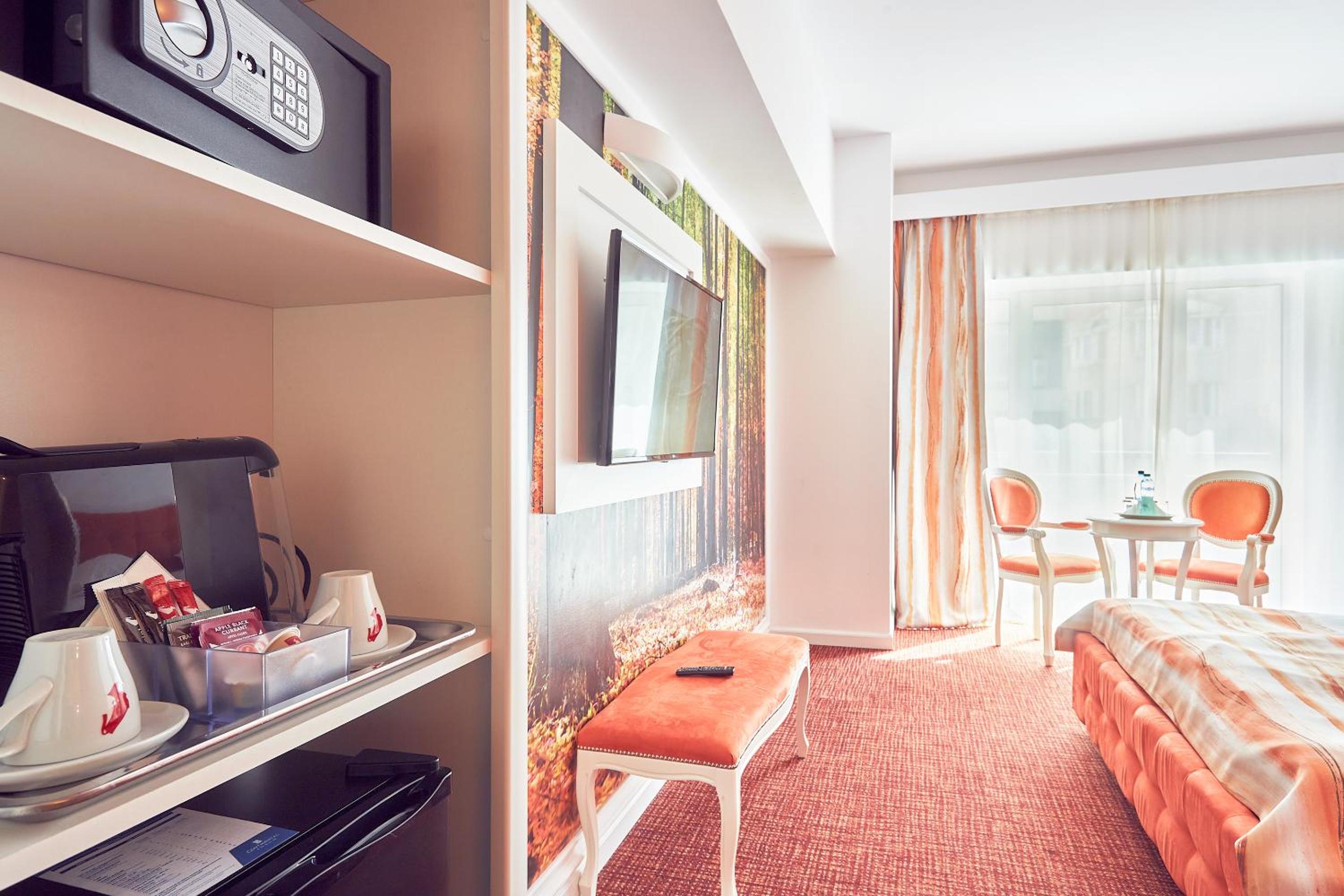 Deluxe Double Room with partial Sea View - Photo 4