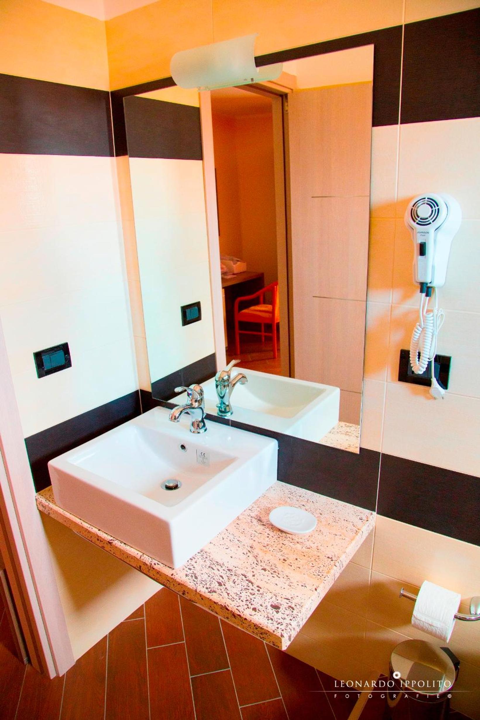 Double Room - Photo 7
