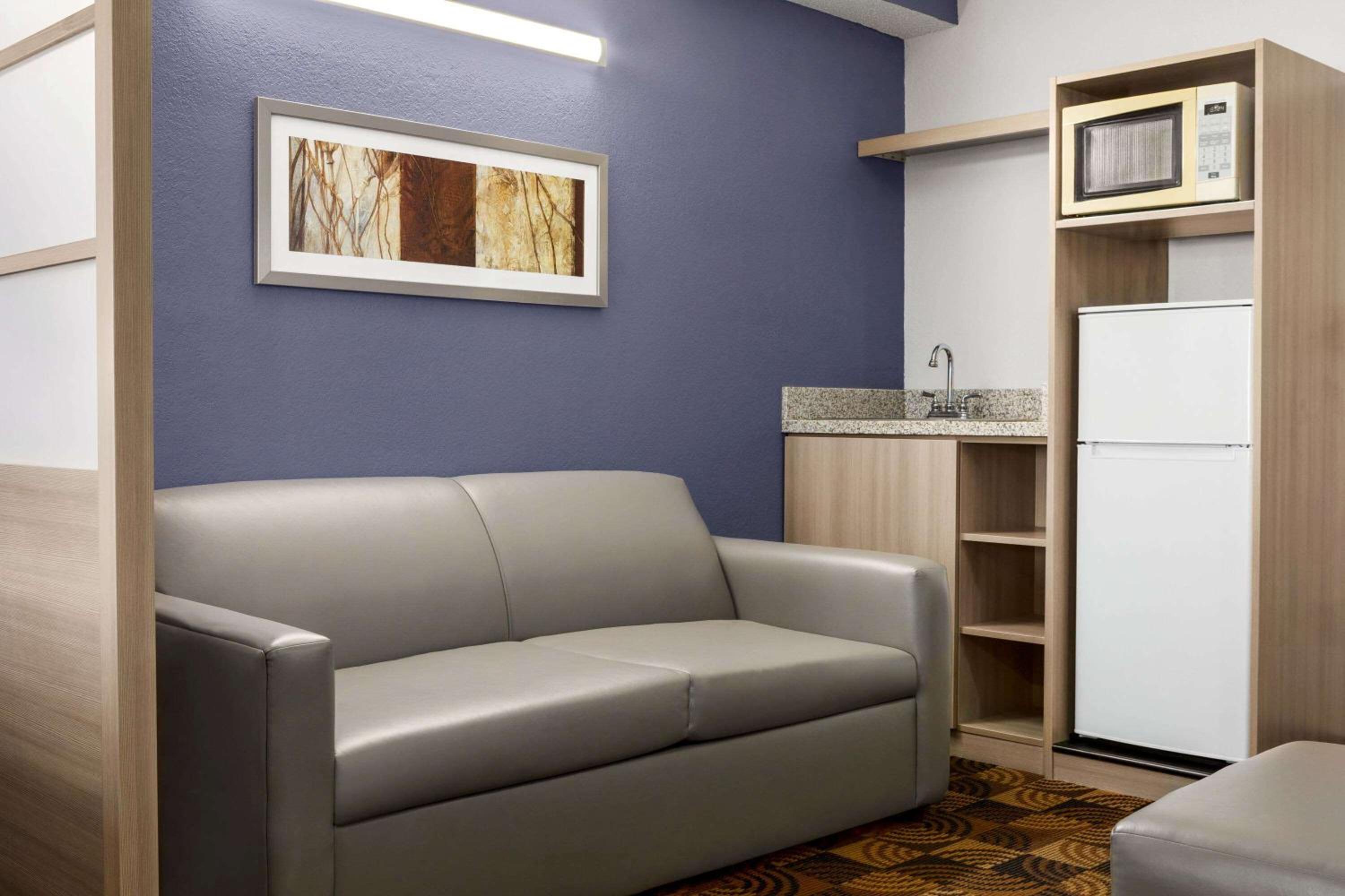 Queen Studio Suite - Non-Smoking - Photo 4