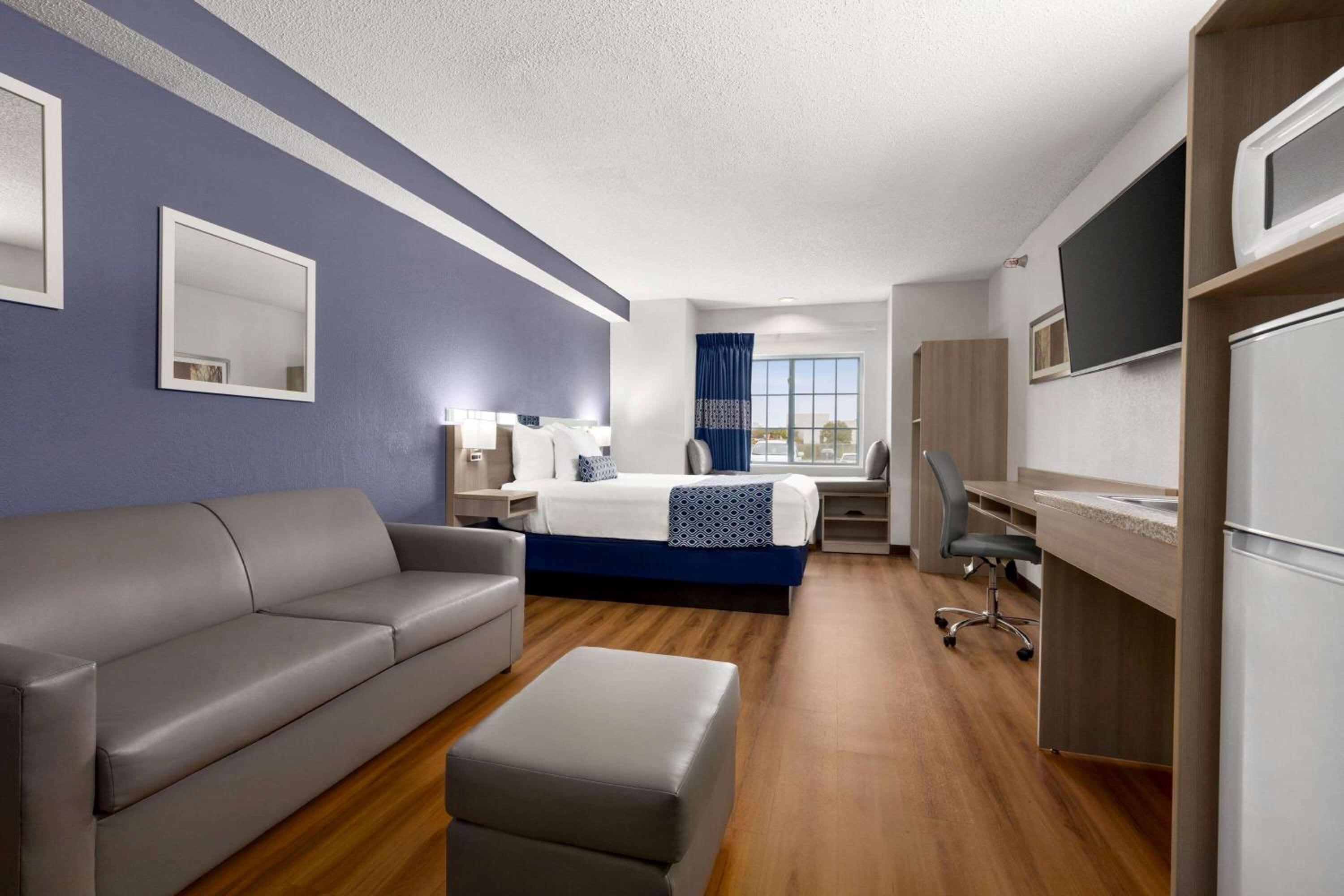 Queen Studio Suite - Non-Smoking - Photo 1