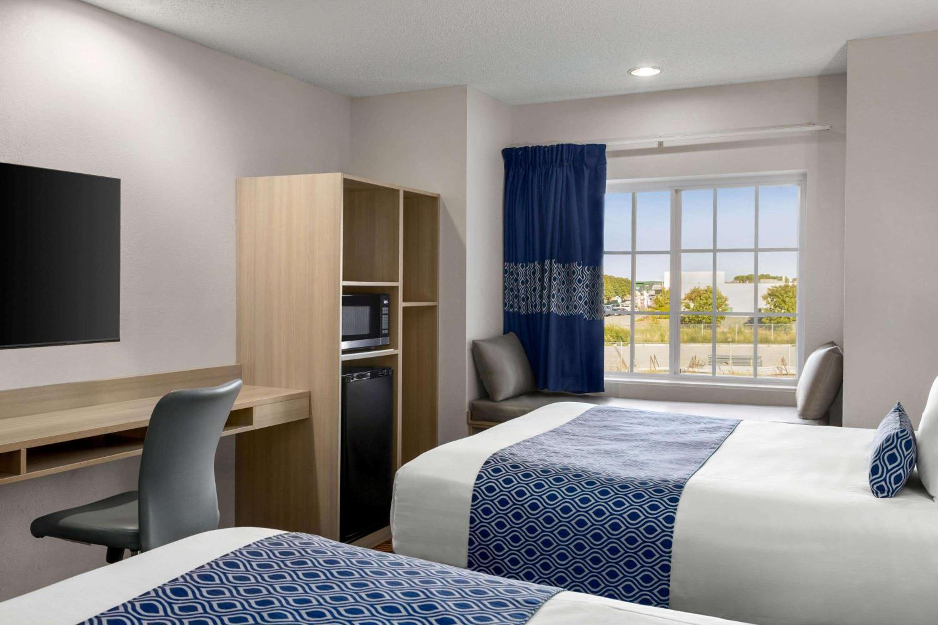 Queen Room with Two Queen Beds - Non-Smoking - Photo 4