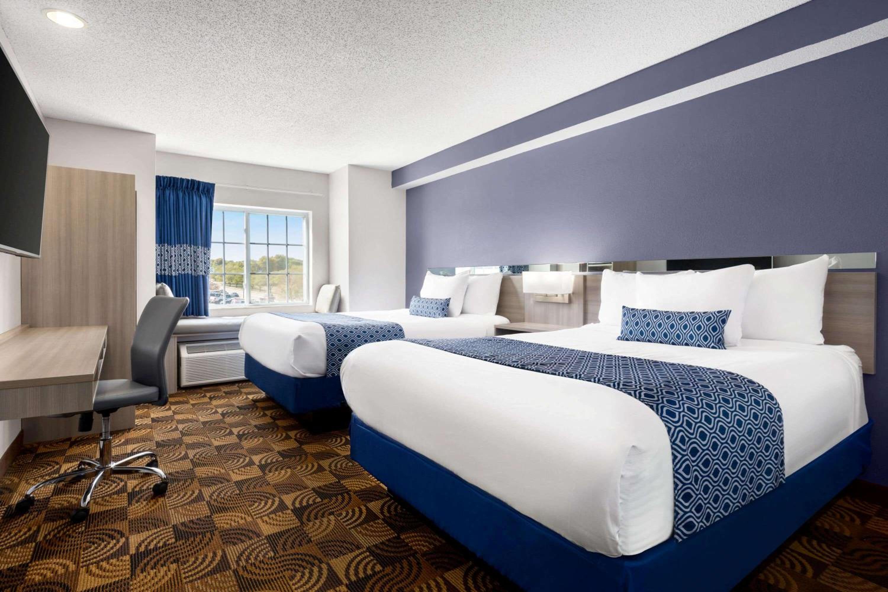 Deluxe Queen Room - Disability Access/Non-Smoking - Photo 5