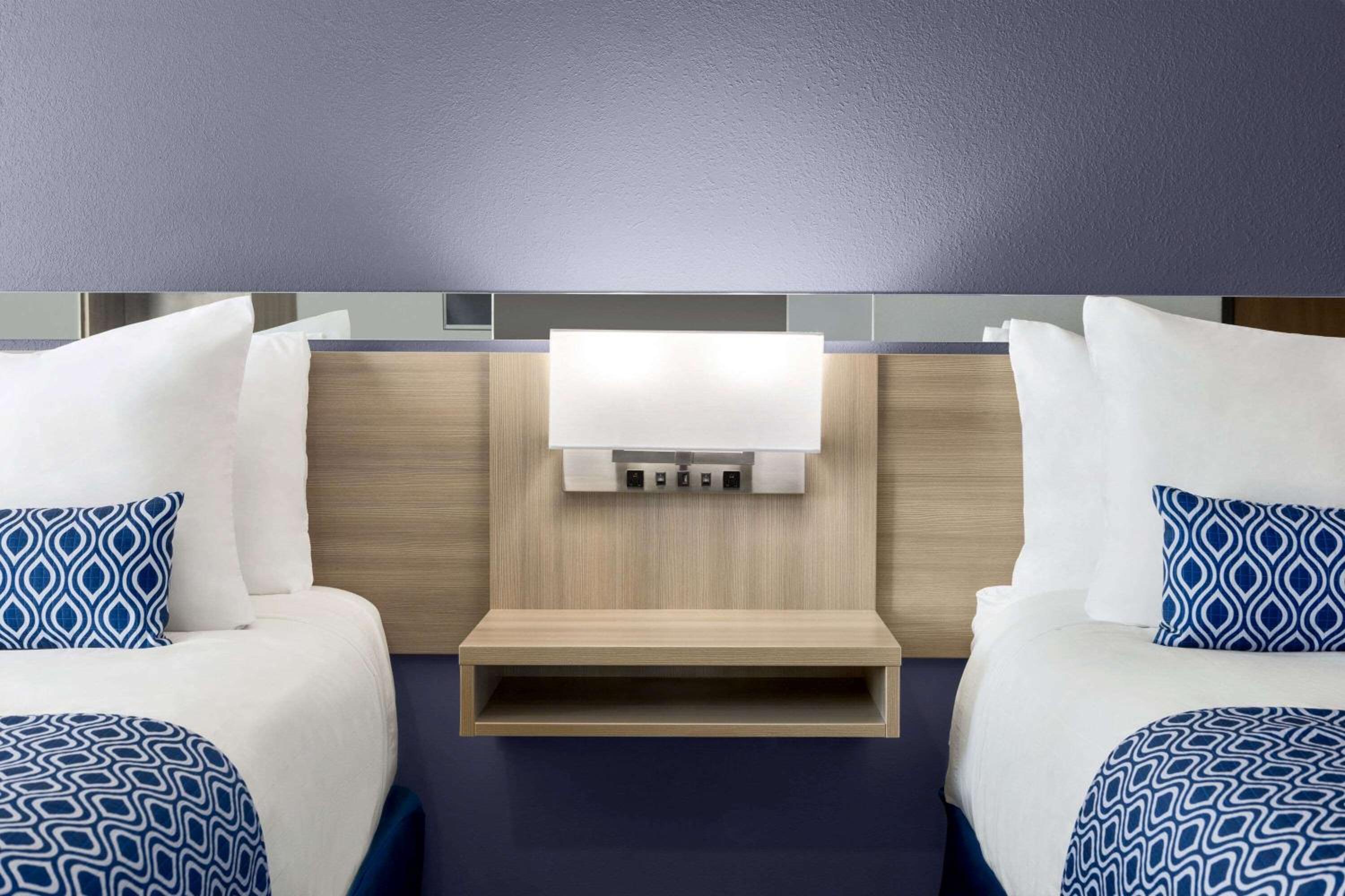 Queen Room with Two Queen Beds - Non-Smoking - Photo 3
