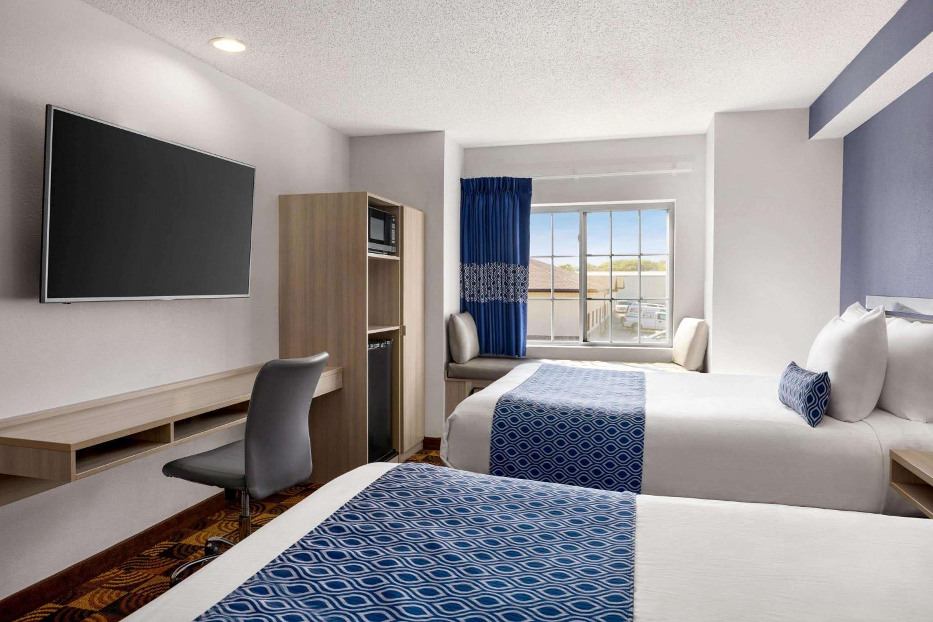 Queen Room with Two Queen Beds - Non-Smoking - Photo 2