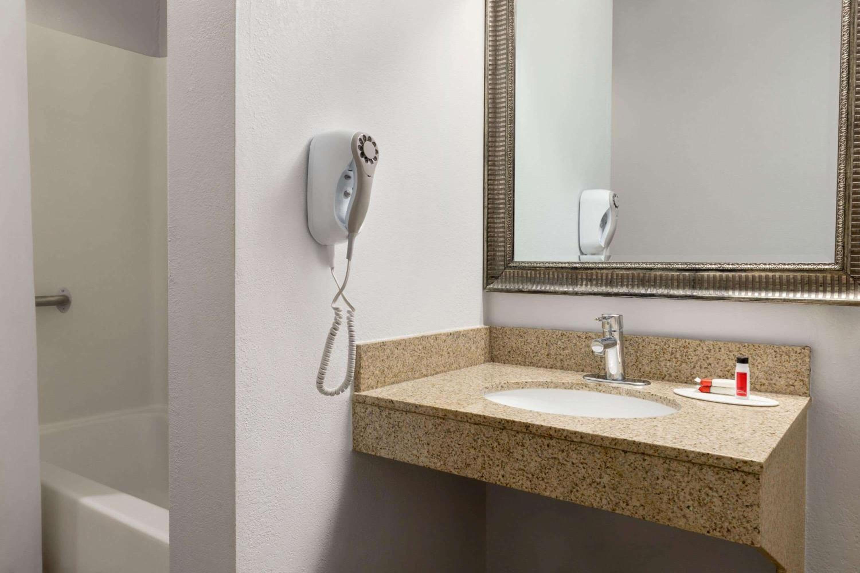 Queen Room - Disability Access/Non-Smoking - Photo 3