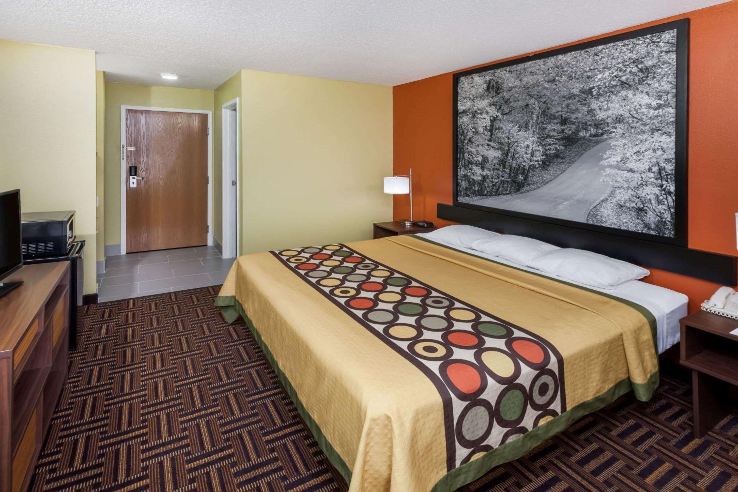 King Room - Non-Smoking - Photo 1