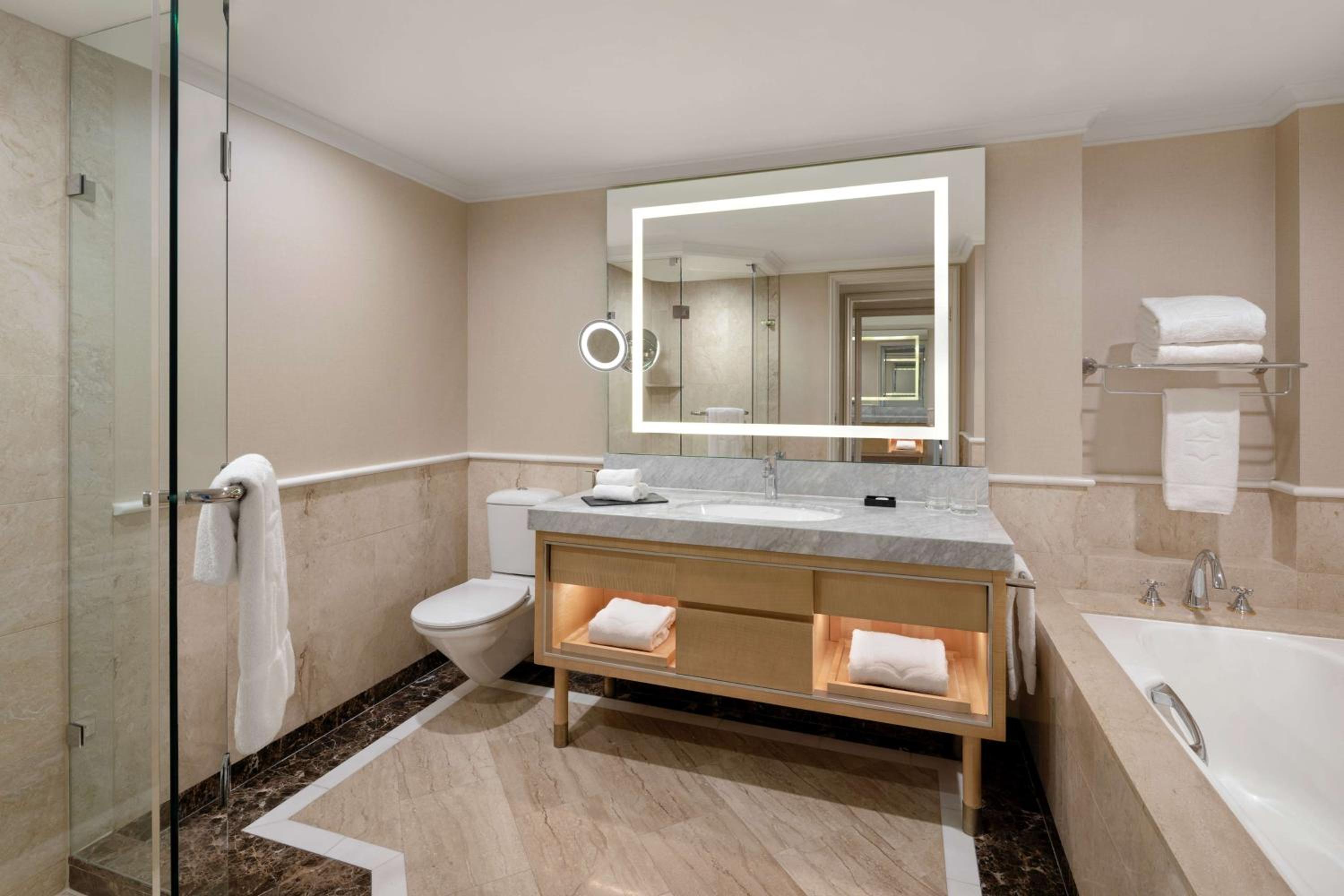 Horizon Opera House City King with Club Lounge Access