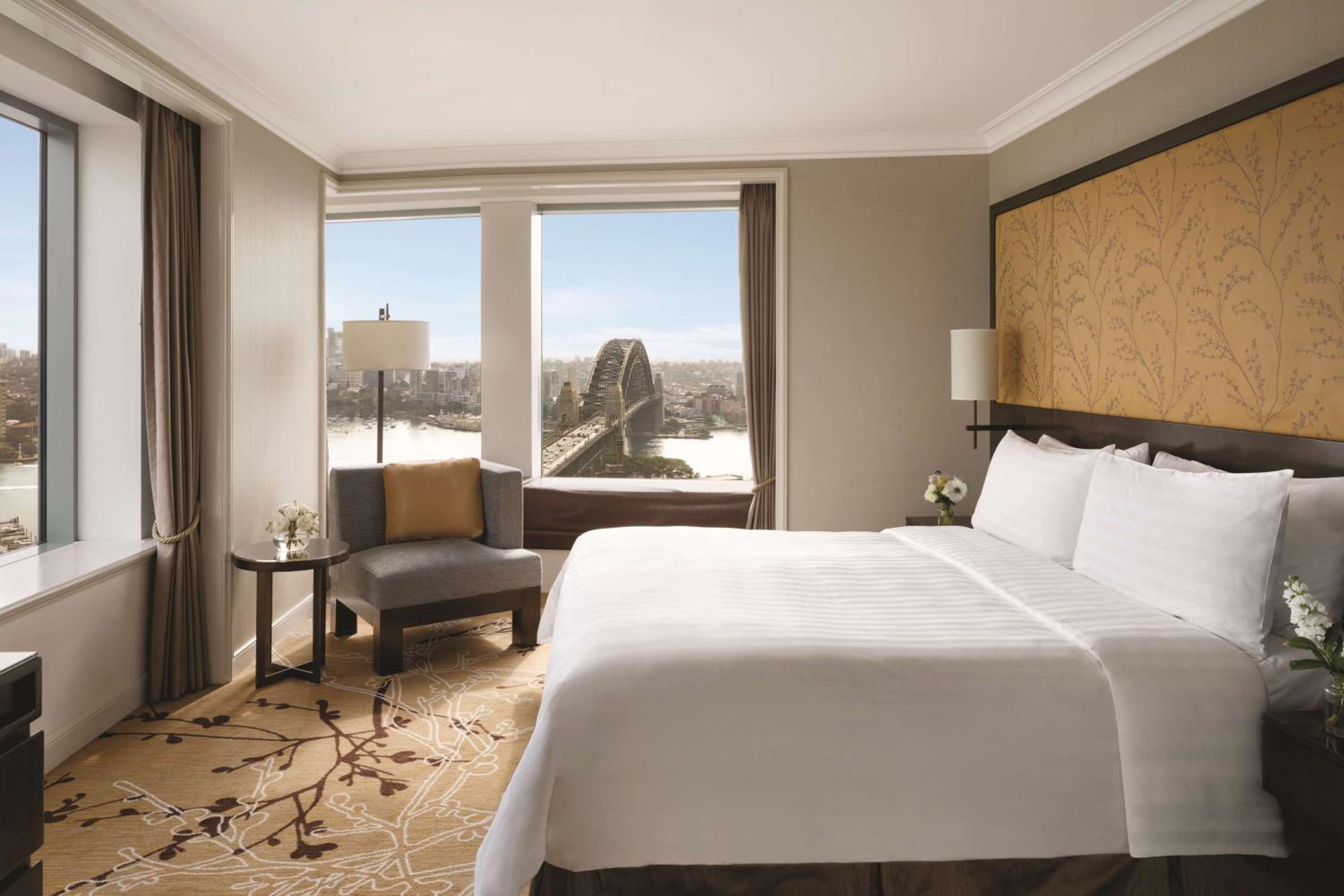 Executive Sydney Harbor Suite with Club Lounge Access thumbnail 5