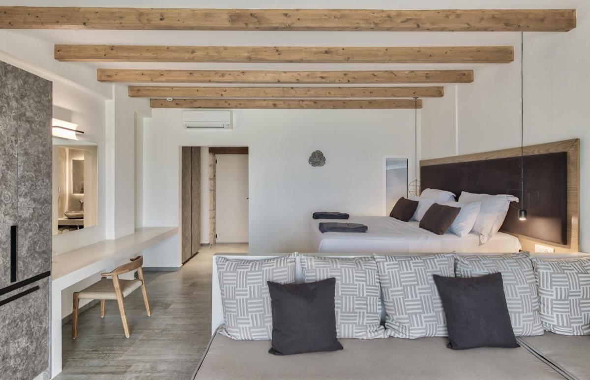 Suite With Private Pool and Sea View